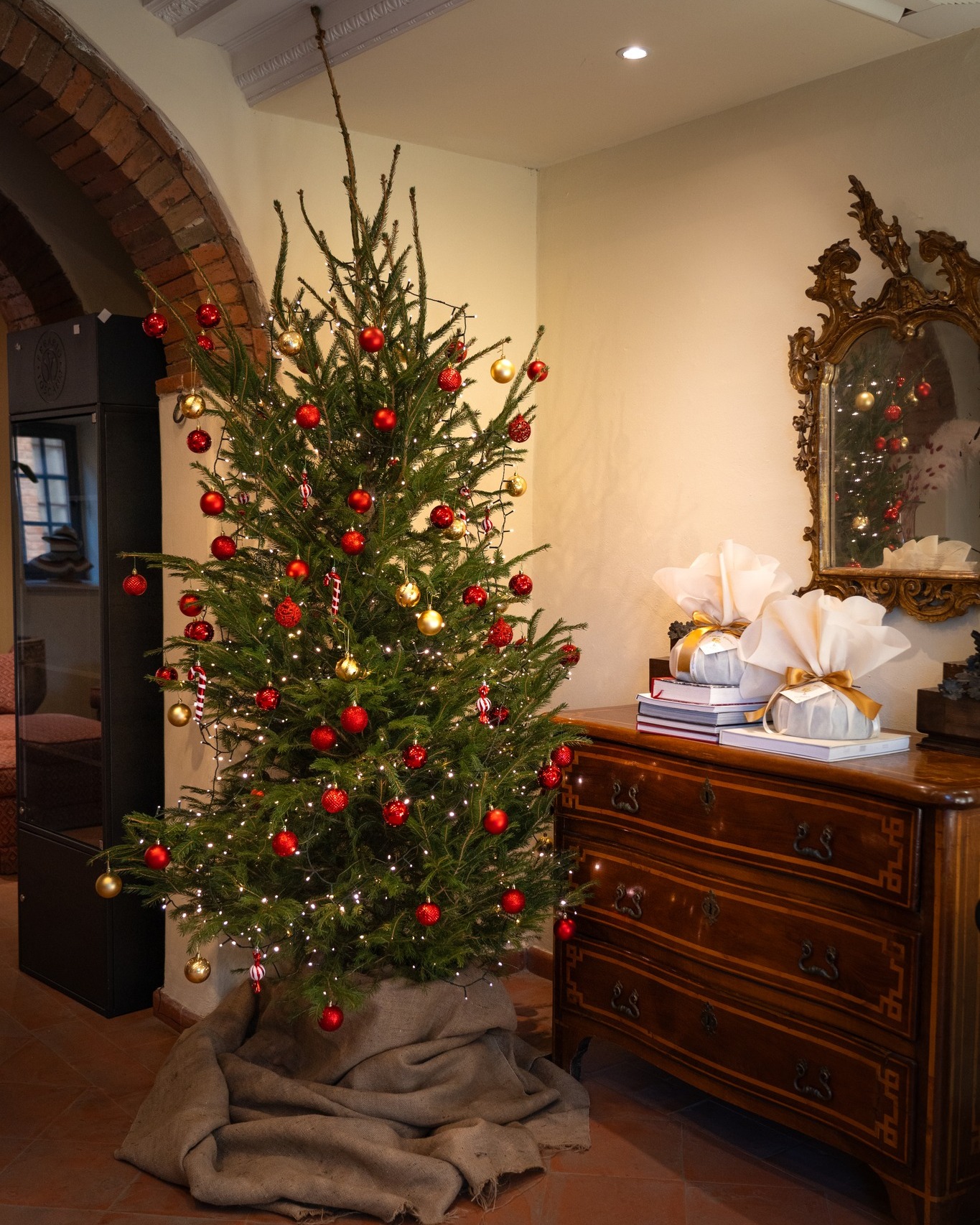 Ambiente curato di Borgo San Luigi decorato per Natale