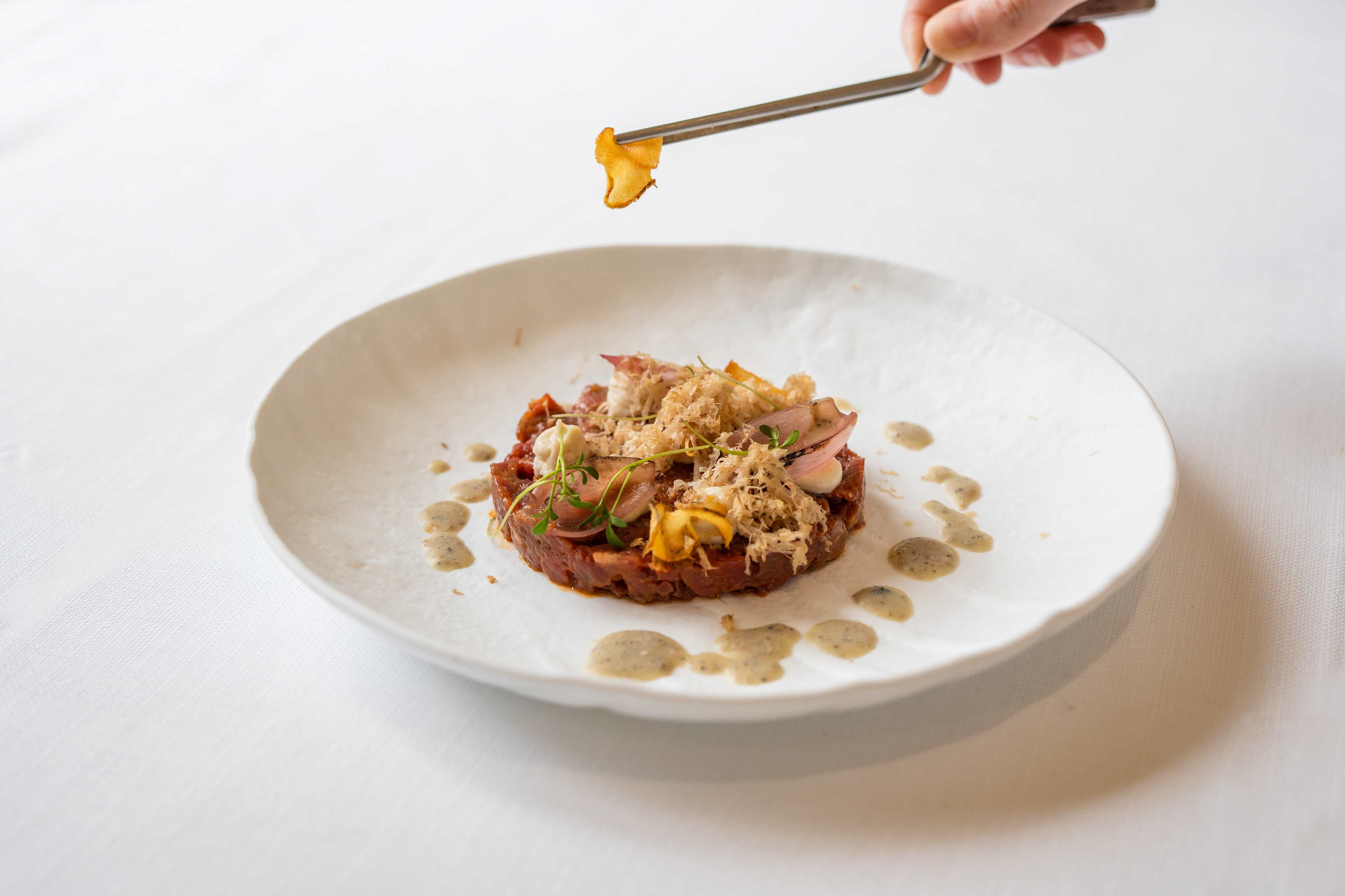 Piatto della cucina di La Bianca Restaurant rifinito al tavolo