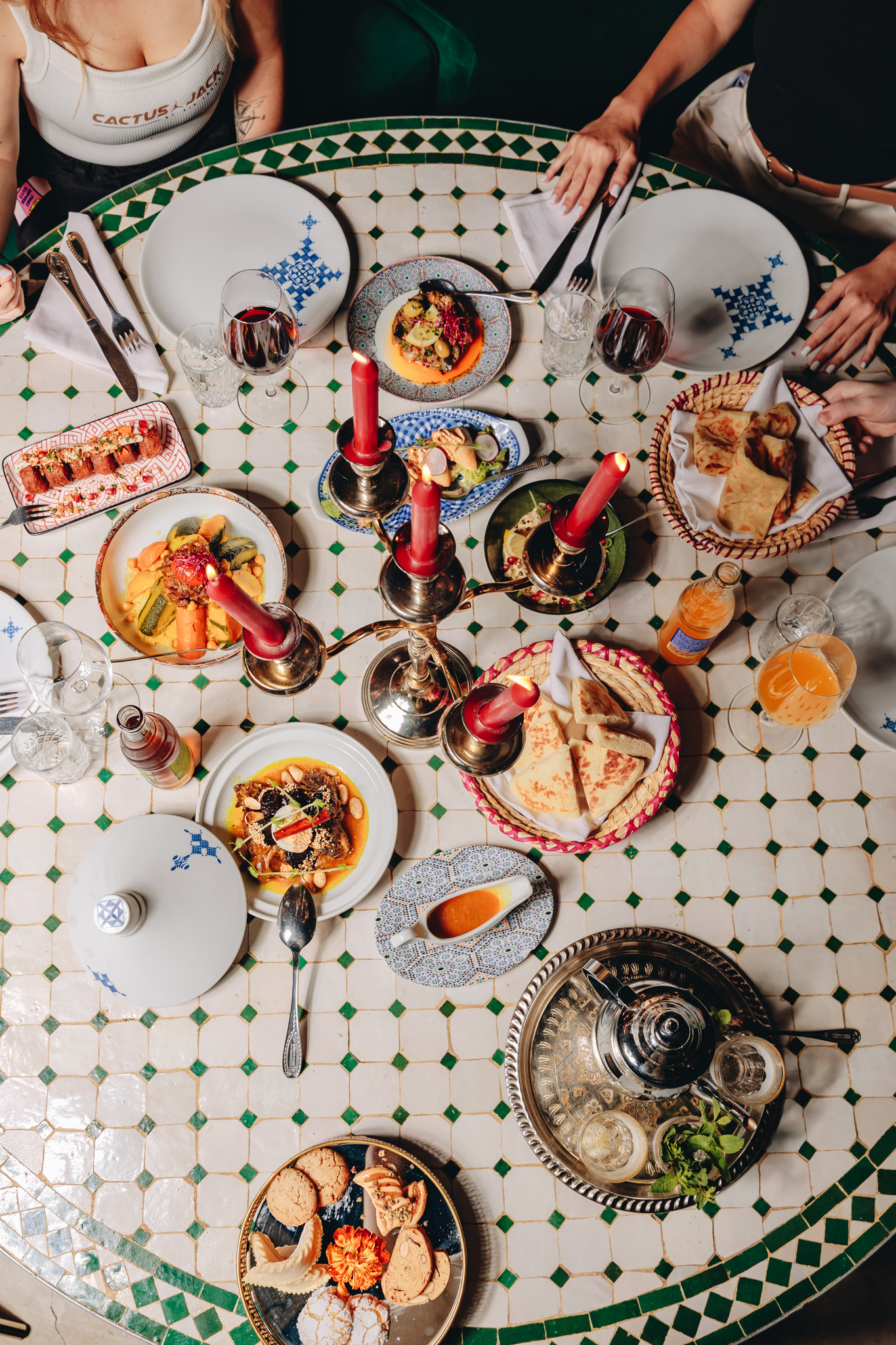 Tavola marocchina con piatti della tradizione