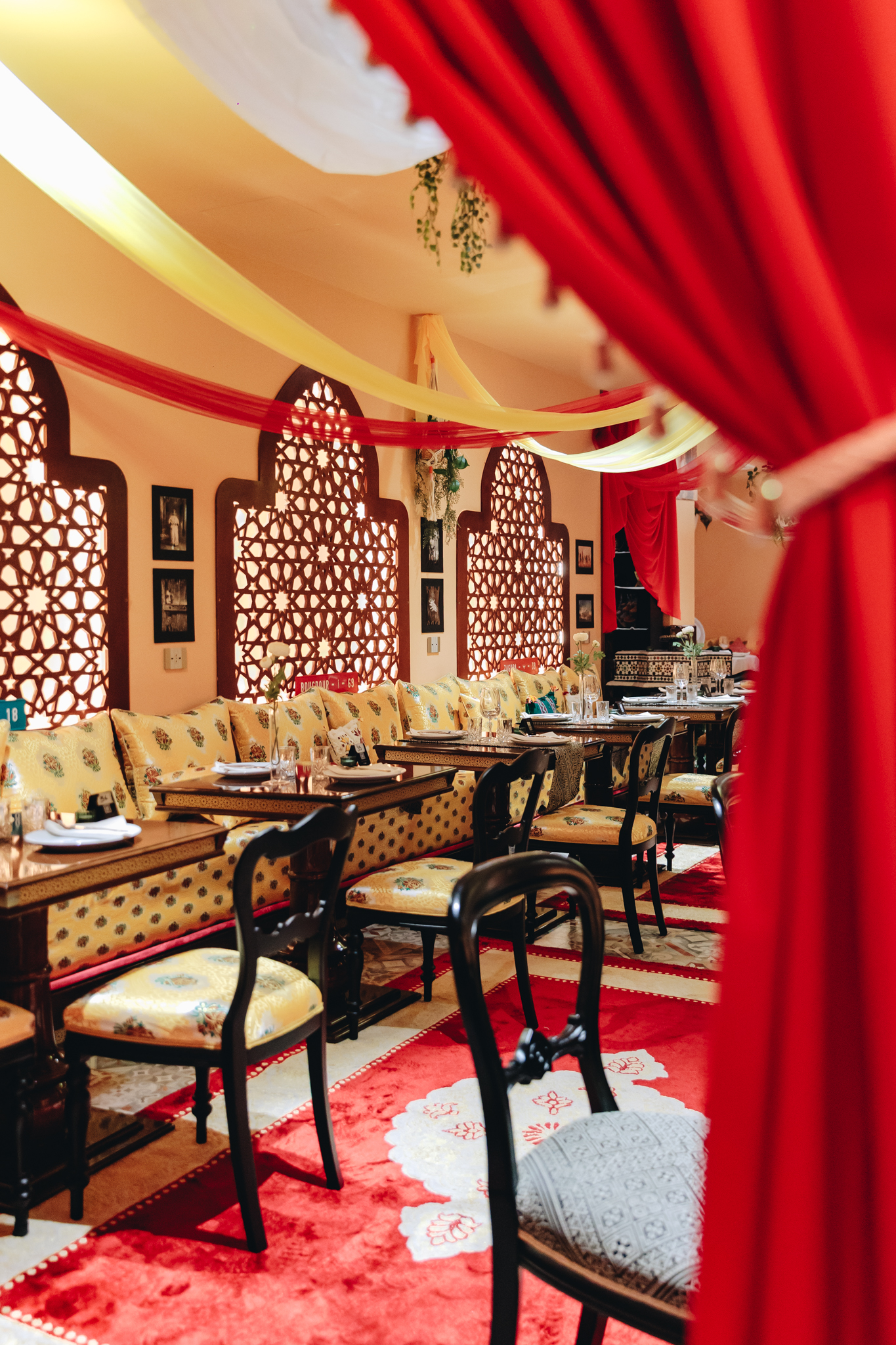 Sala di Dar Etto con luci calde e dettagli marocchini