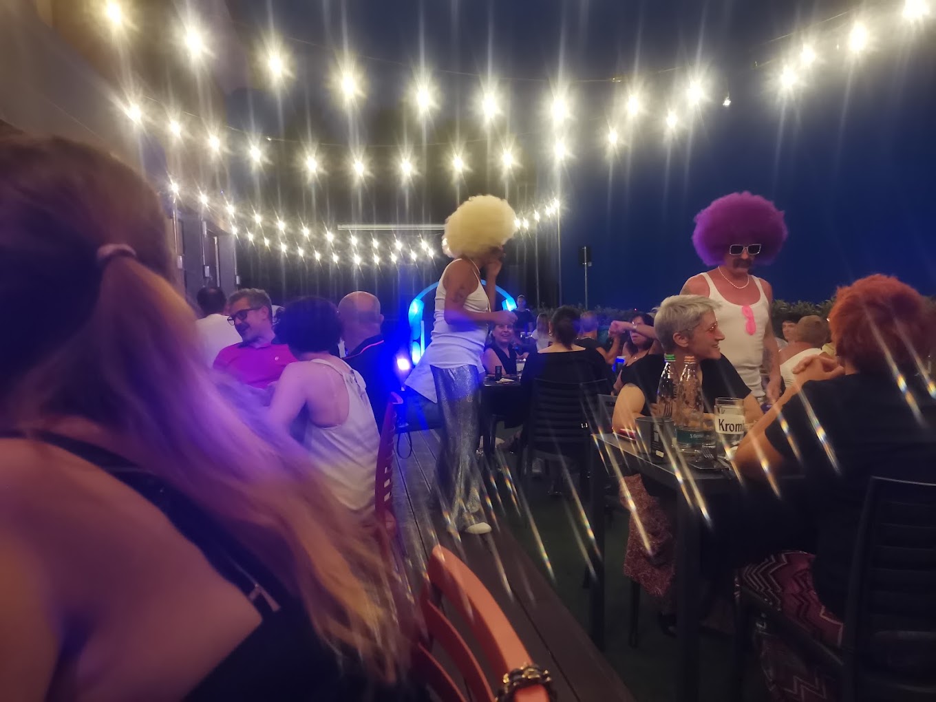 Una serata animata con il pubblico ai tavoli del Sottosopra