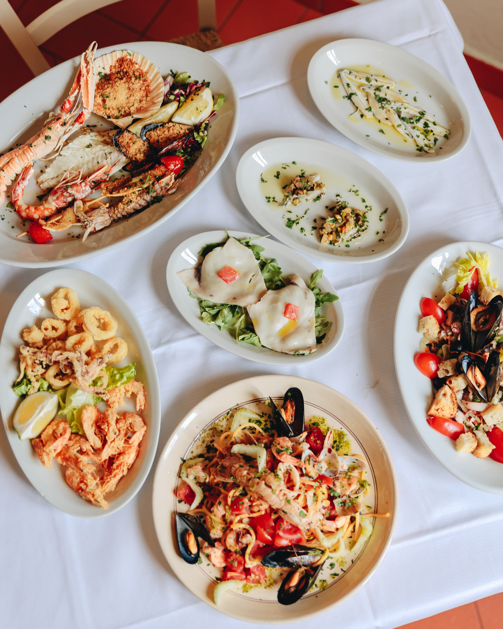 Tavola con una selezione di piatti di mare del Cantuccio del Buon Gustaio