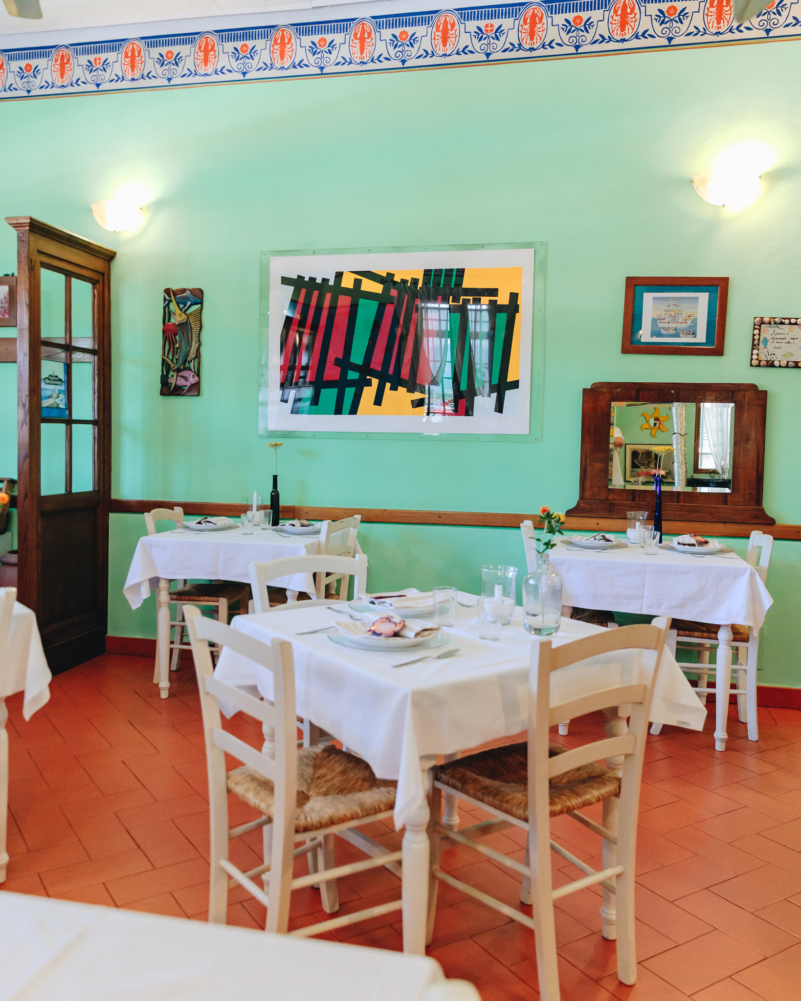 Sala verde apparecchiata per accogliere gli ospiti
