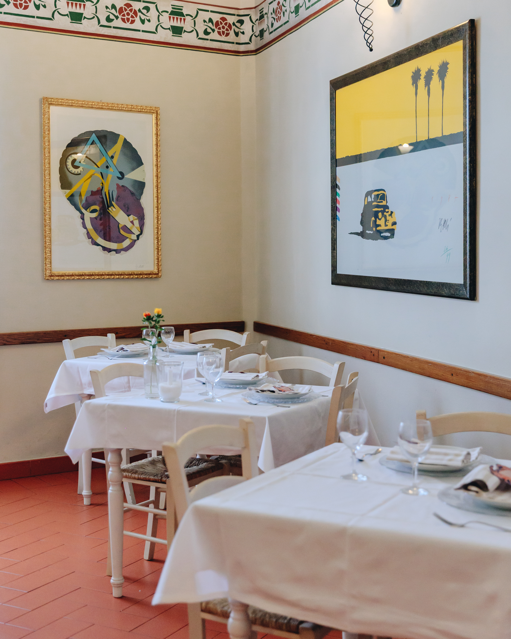 Tavolo apparecchiato nella sala chiara del ristorante