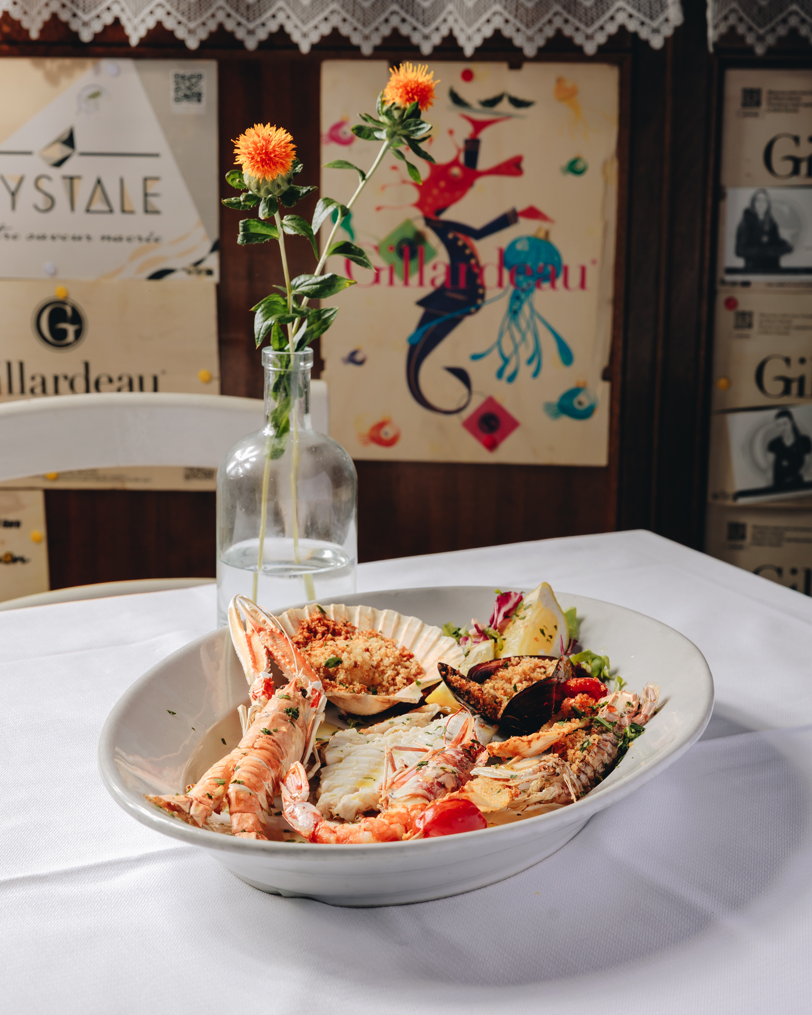 Piatto di pesce servito nell’ambiente familiare del ristorante