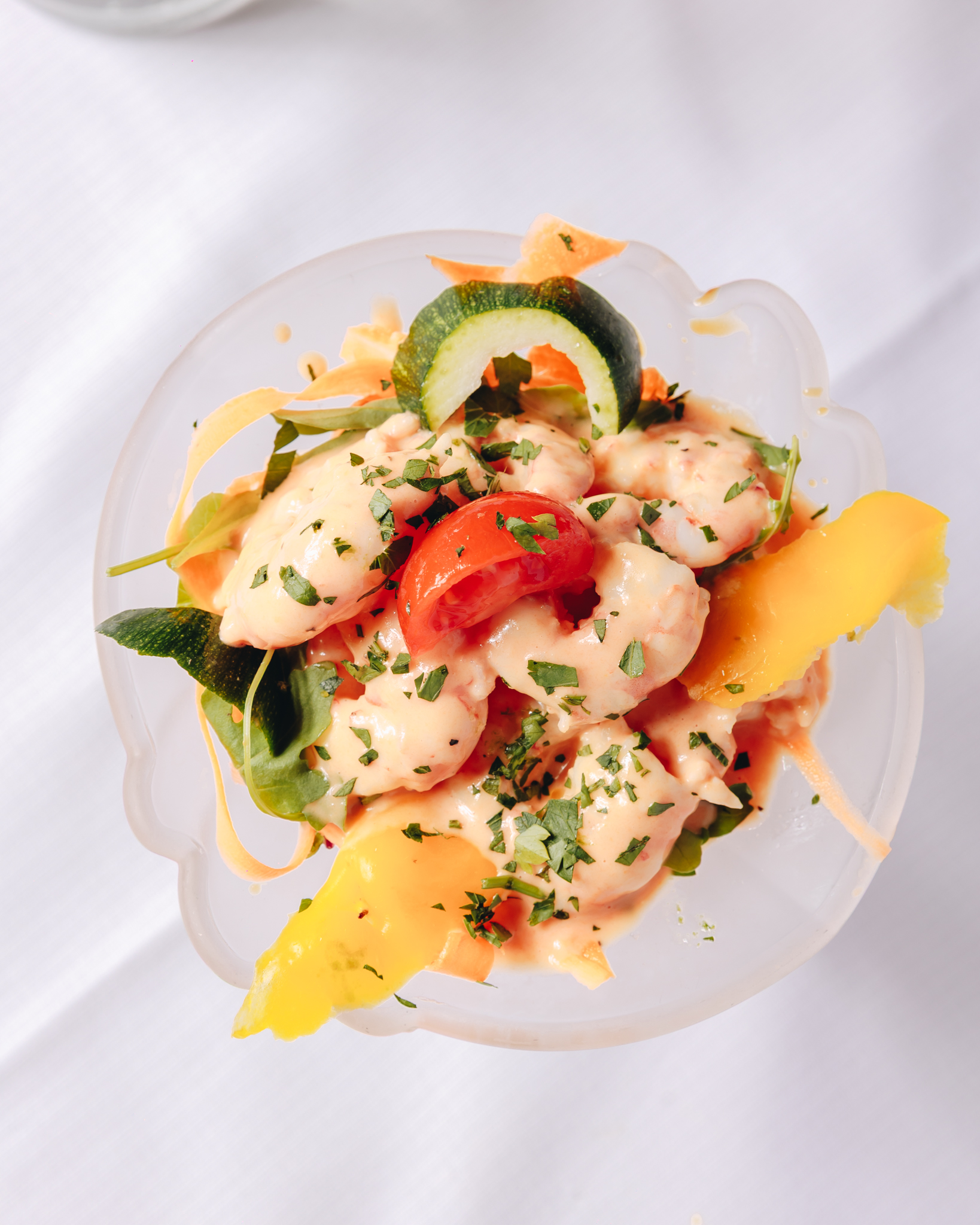 Piatto di mare colorato preparato dal ristorante