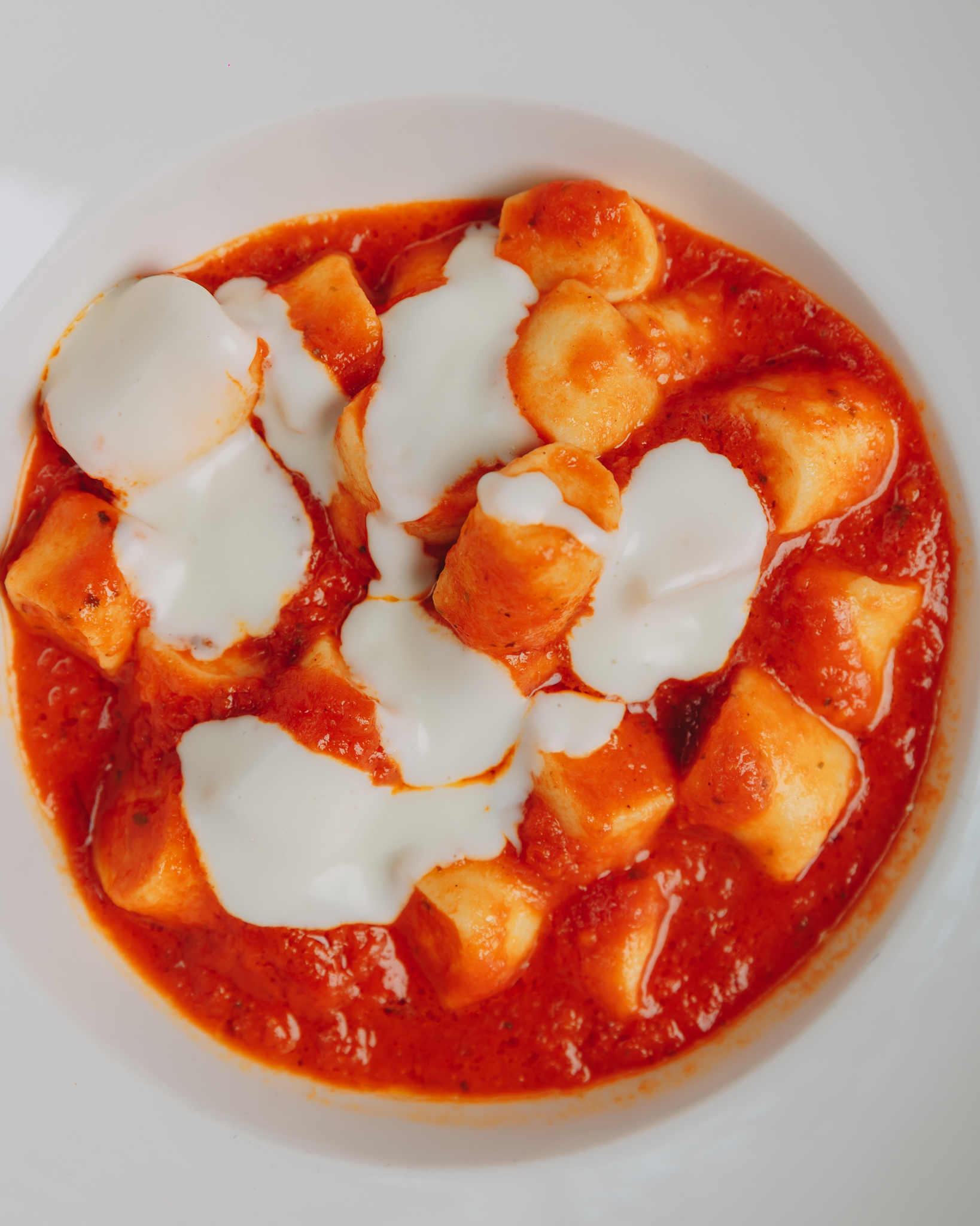 Gnocchi con pomodoro e formaggio serviti al Casino di Caccia