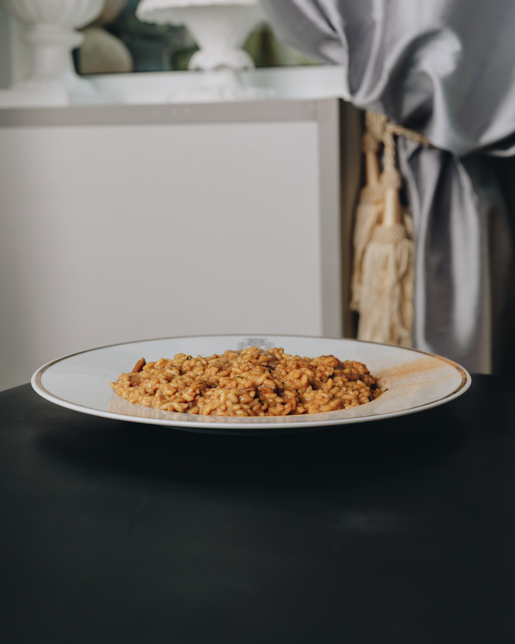 Un piatto di risotto portato in tavola