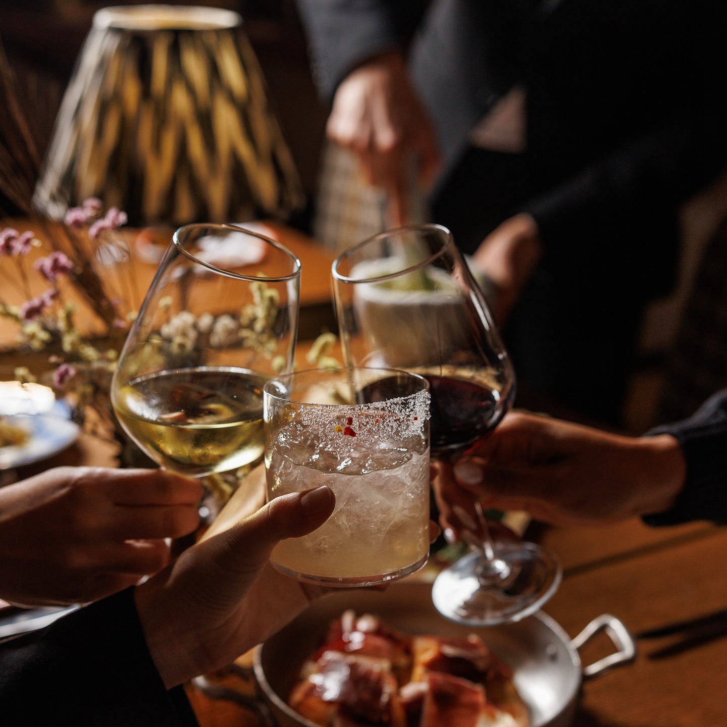 Il primo brindisi della serata con calici e cocktail da IT Maison