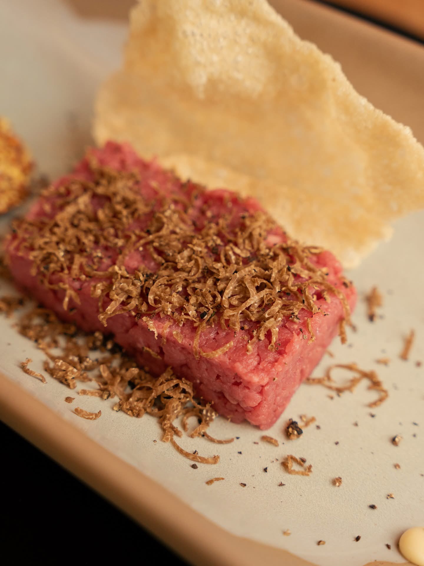 Tartare di manzo ricoperta di scaglie di tartufo