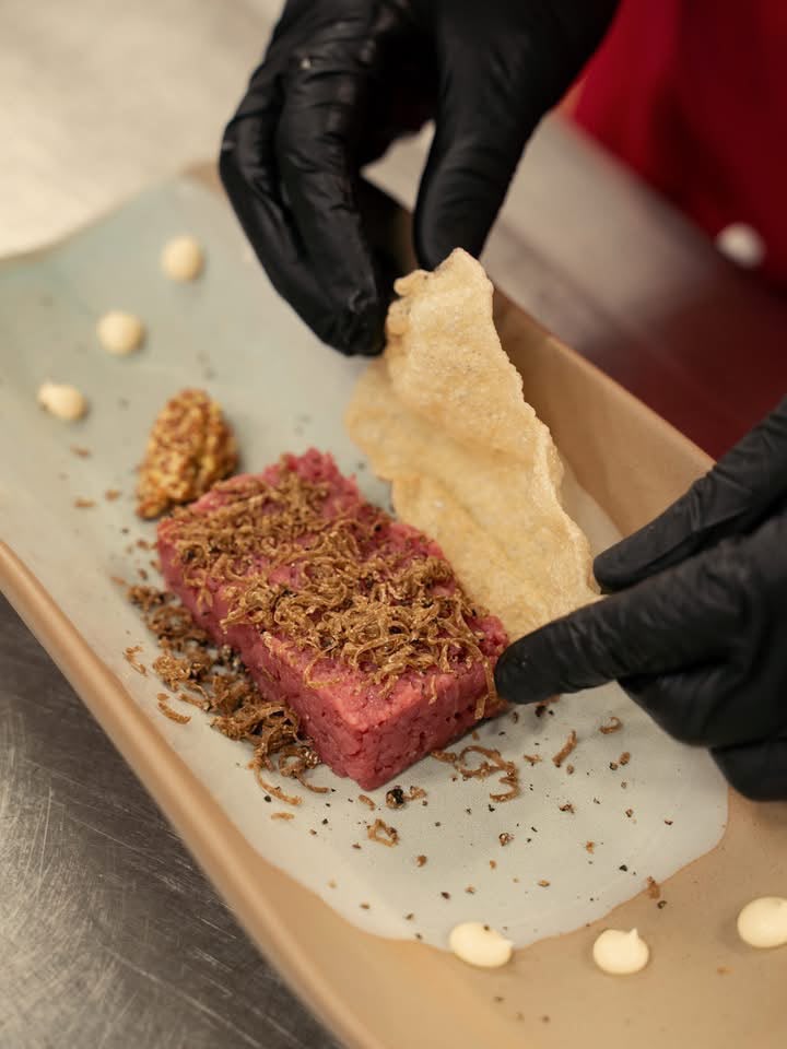 La cura dell’impiattamento della tartare al tartufo nella cucina del Ristorante MO