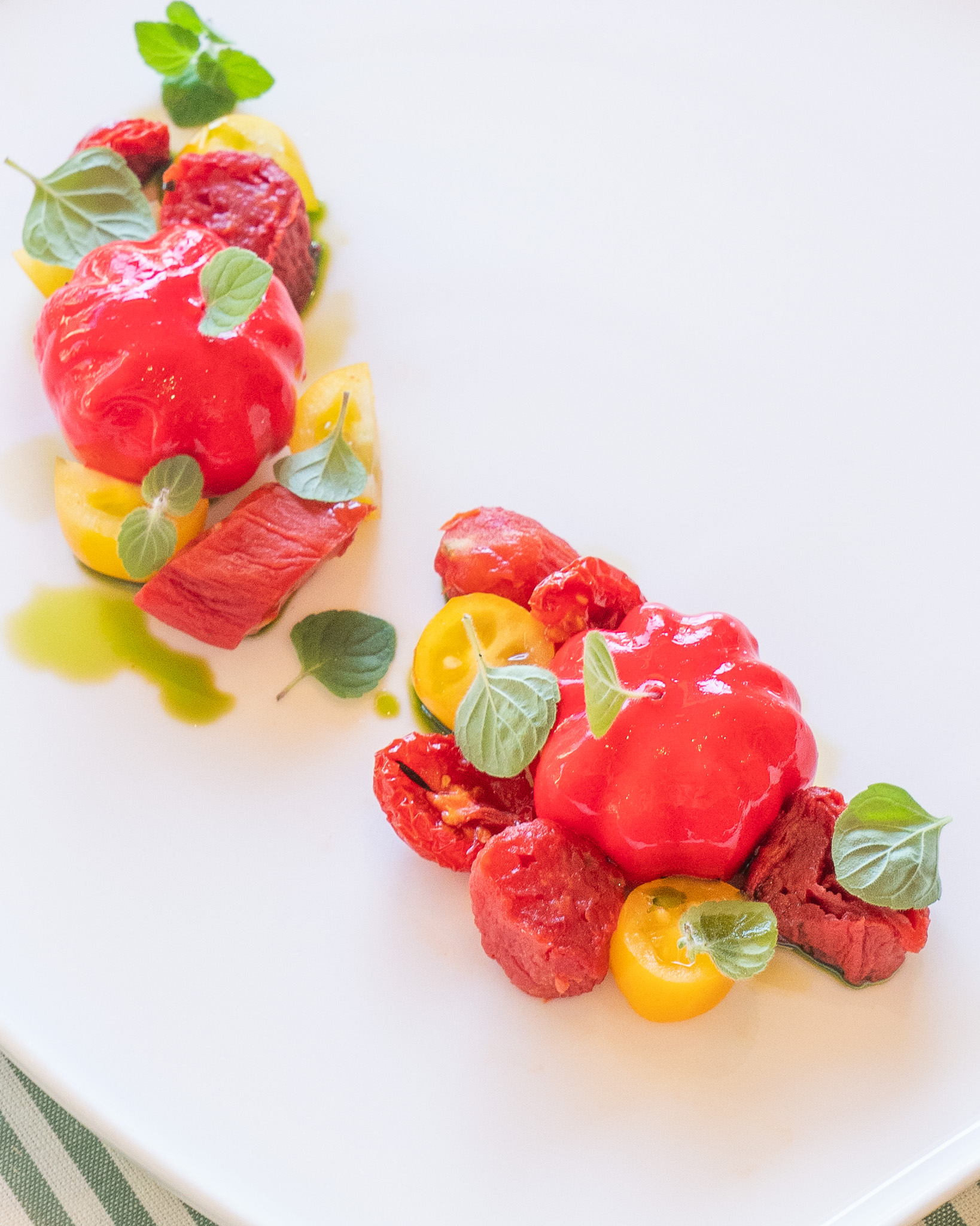 Composizione di frutta e piccoli ingredienti su un piatto bianco