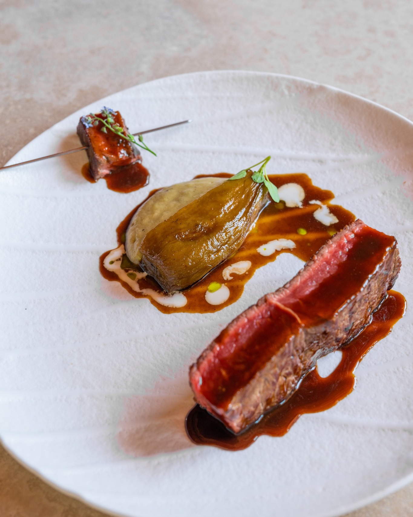 Piatto di carne con salsa e verdure