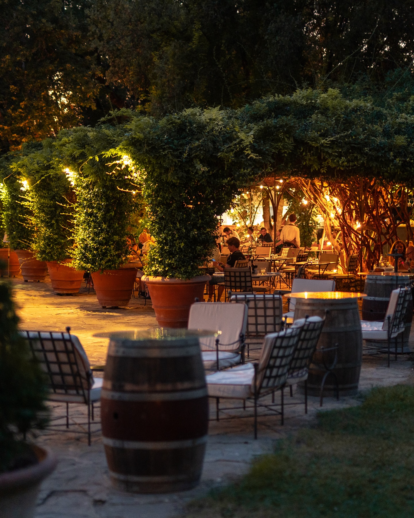 La terrazza del ristorante illuminata di sera