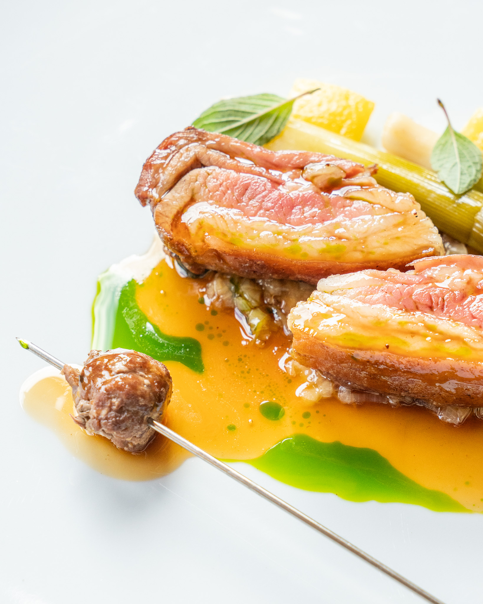 Piatto di pesce con salsa e verdure