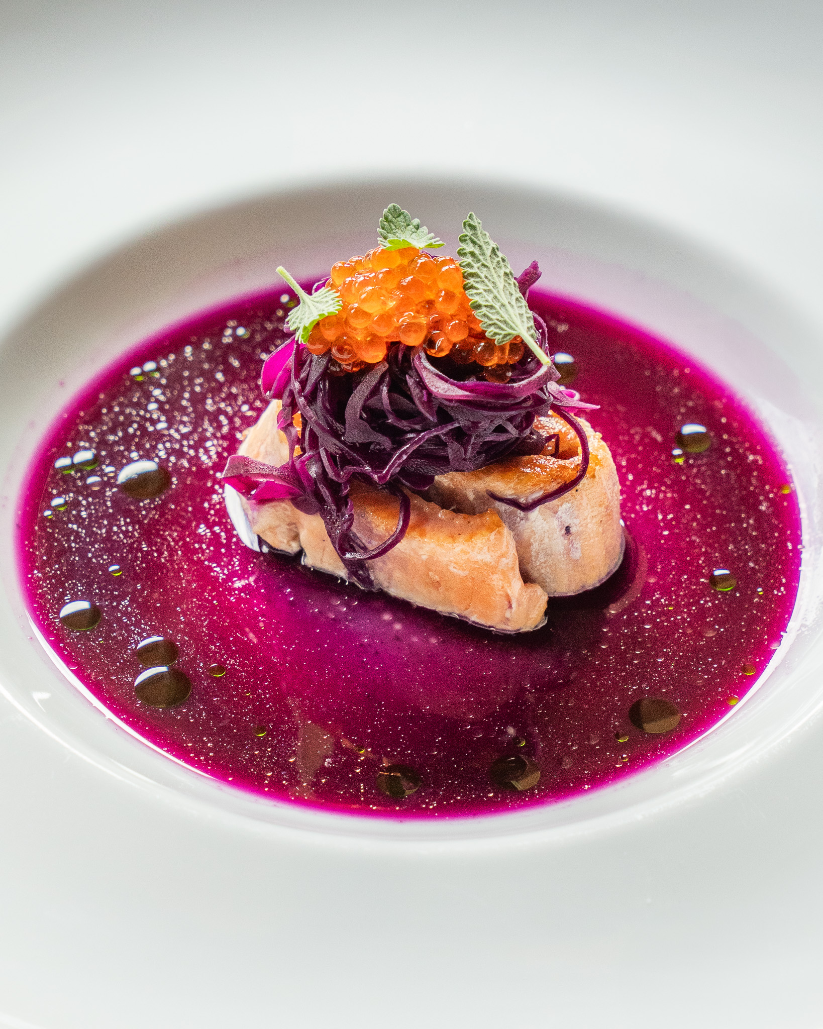 Piatto gourmet con salsa viola