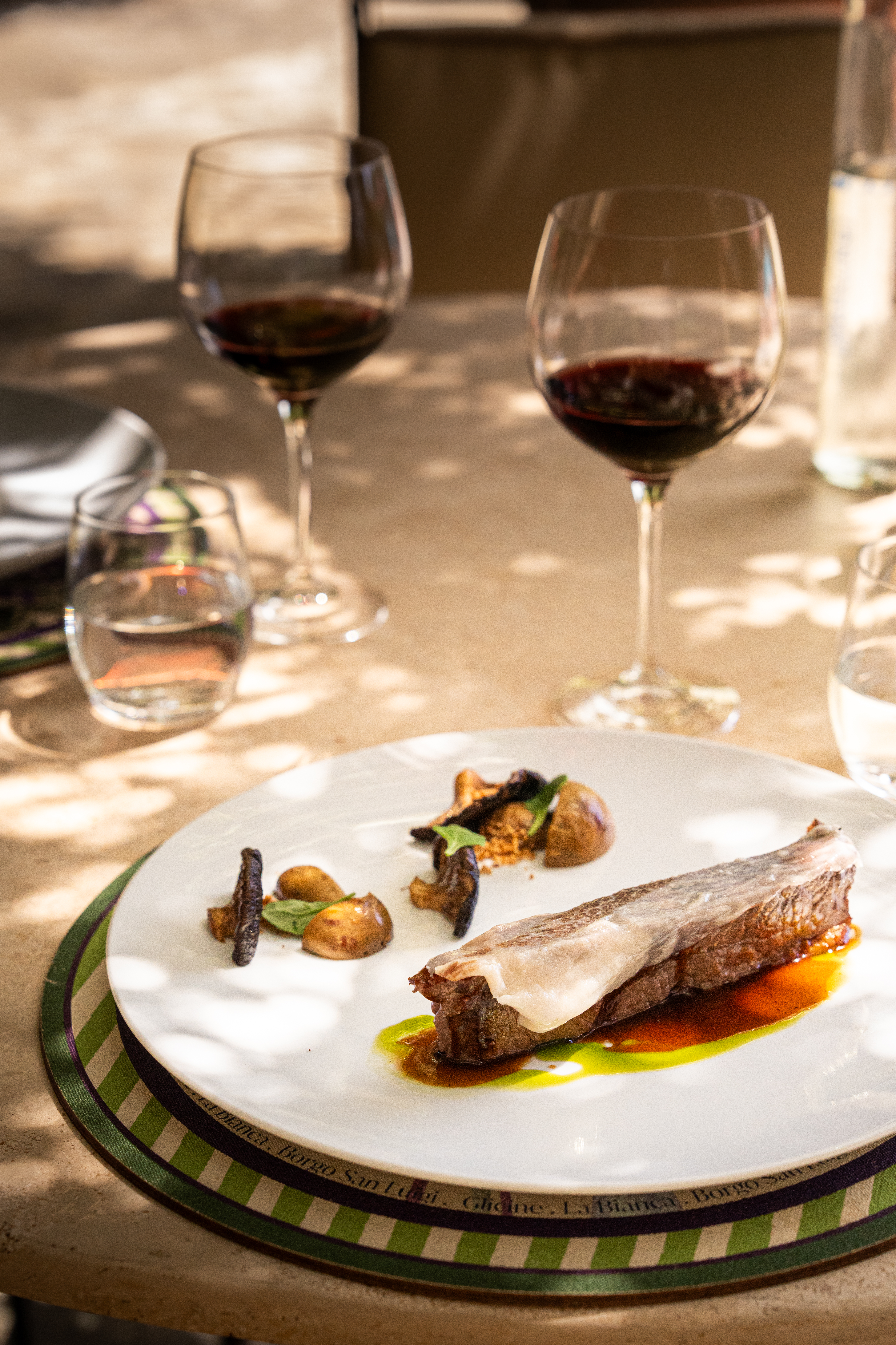 Piatto gourmet accompagnato da calici di vino