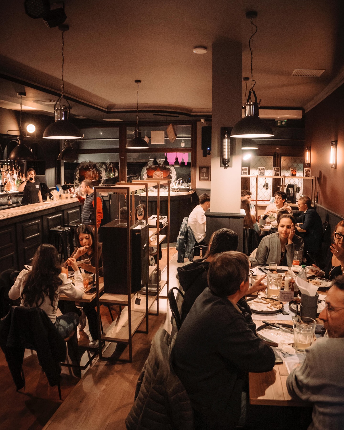 Persone che trascorrono una serata al Sottosopra