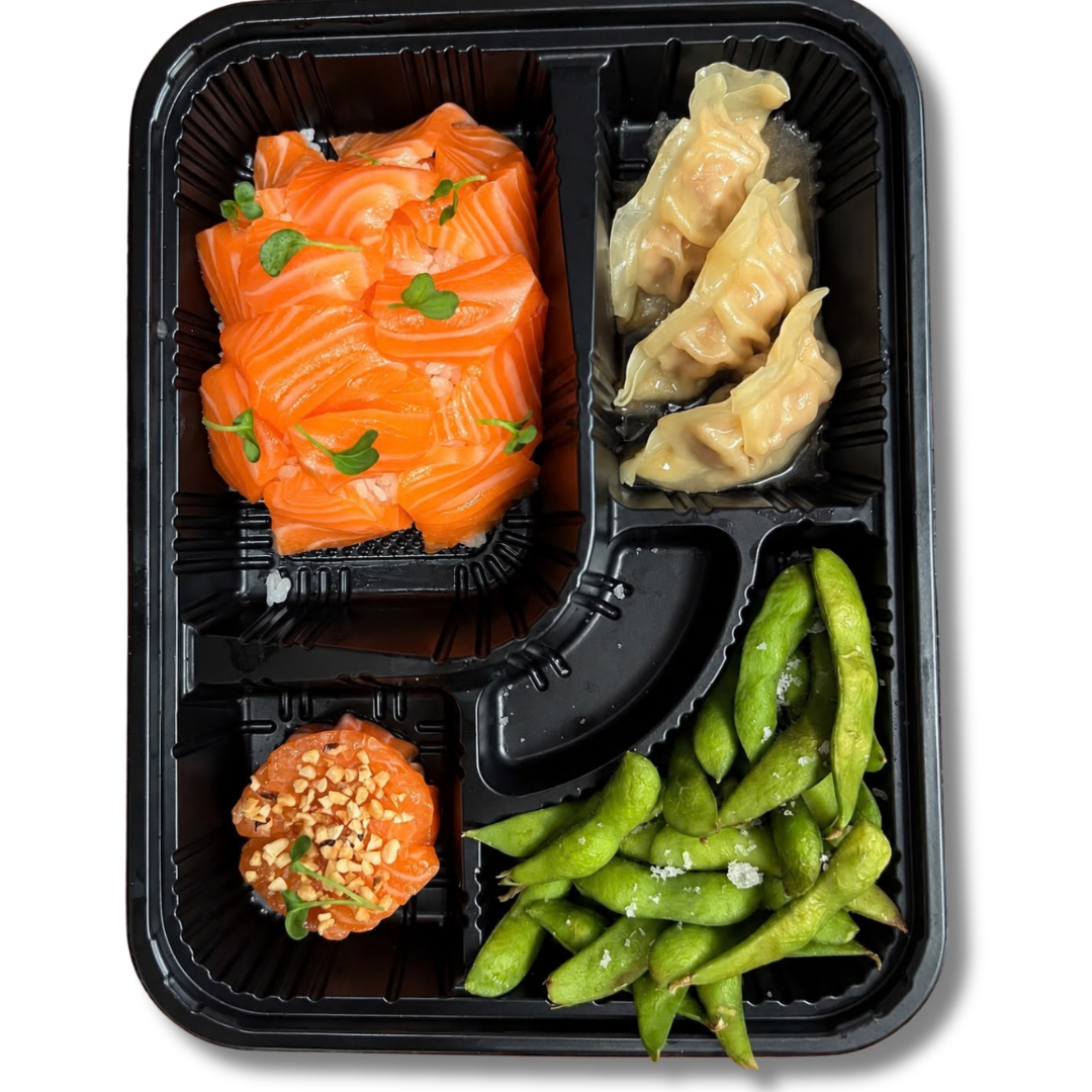 MU Chirashi Box con chirashi, tartare, gyoza ed edamame