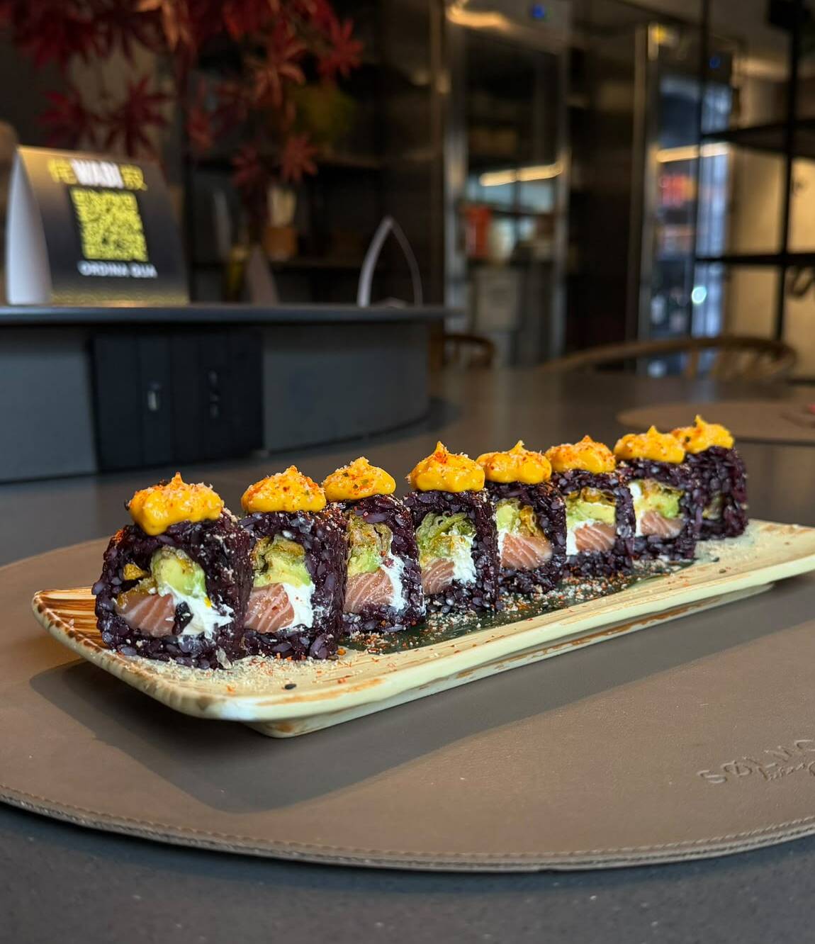Il Maki di Ottobre appena preparato, sul tavolo del ristorante Wabi