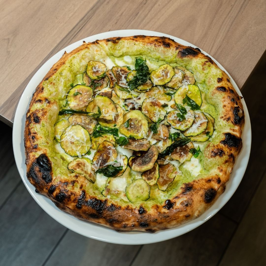 Pizza DROP con zucchine, basilico e cornicione dorato