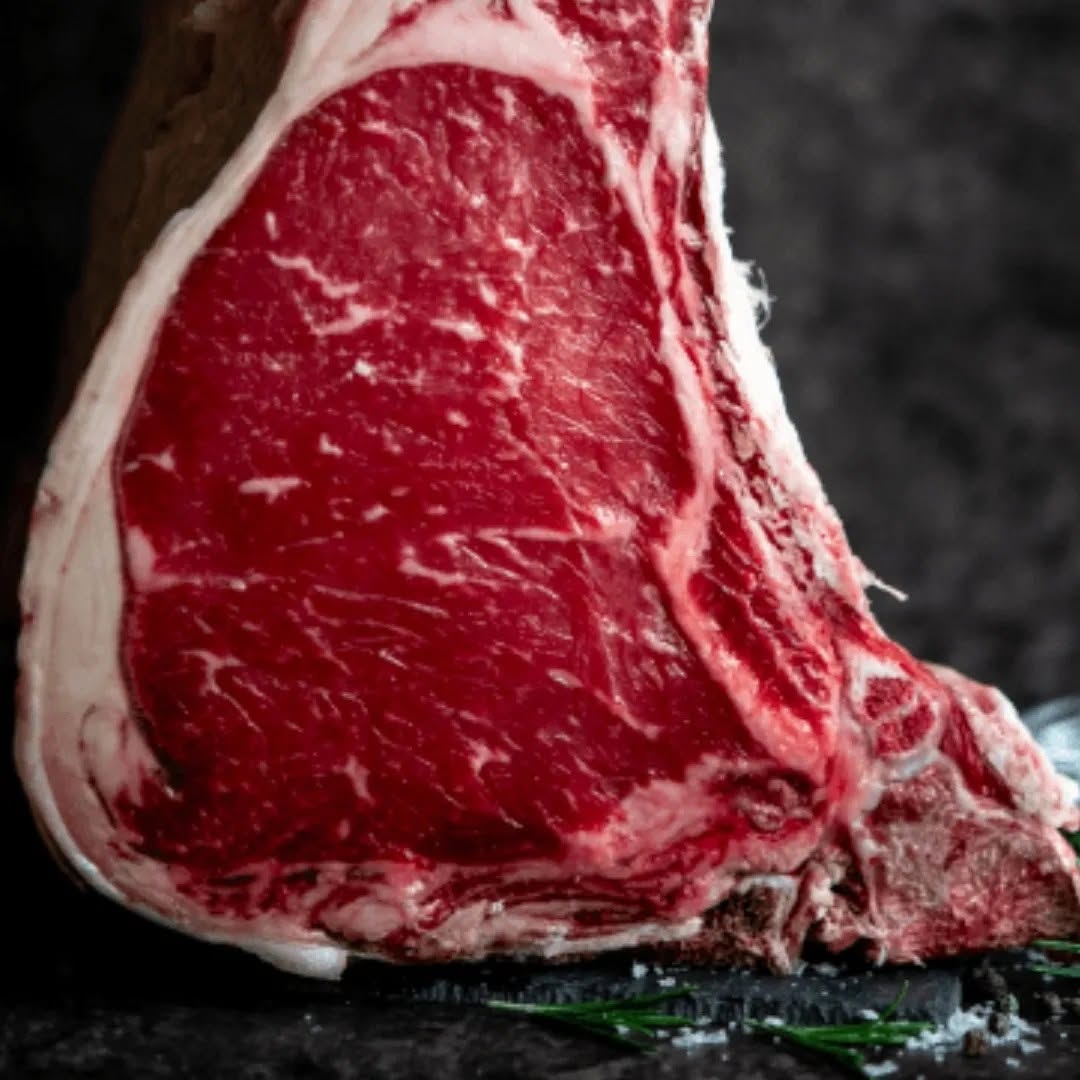 Tagli di carne selezionati da abbinare al vino portato dagli ospiti