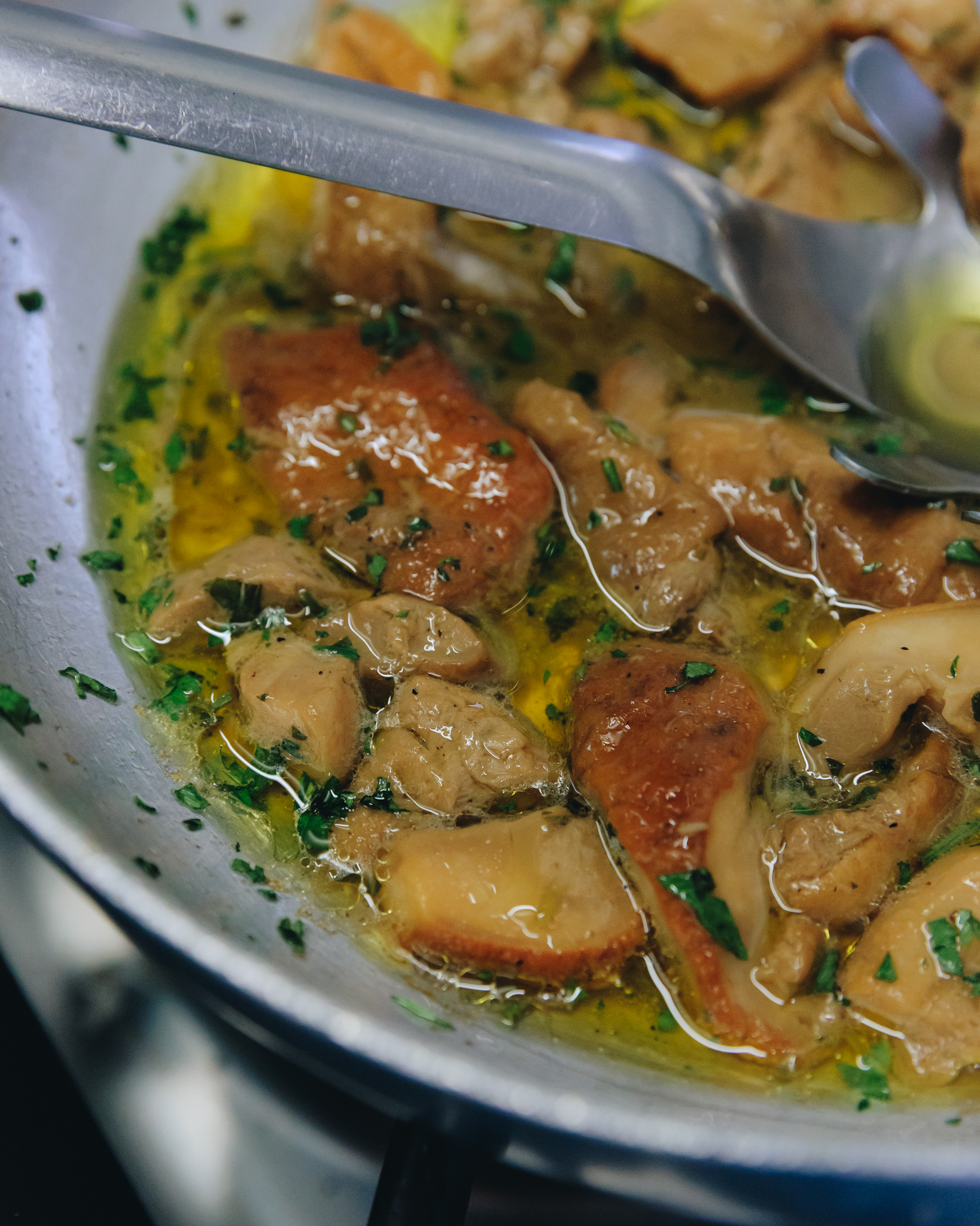 Funghi preparati in padella nella cucina dell’osteria.
