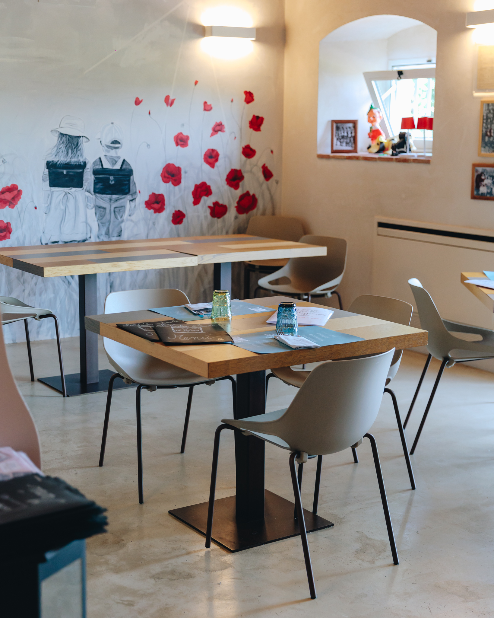 La sala luminosa dell’osteria, con tavoli in legno e dettagli della vecchia scuola.