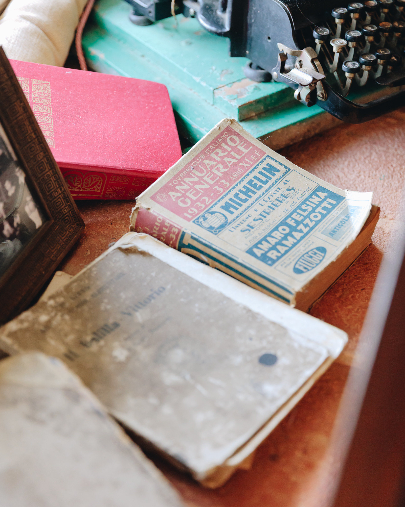 Libri e oggetti della vecchia scuola, conservati tra i dettagli dell’osteria.