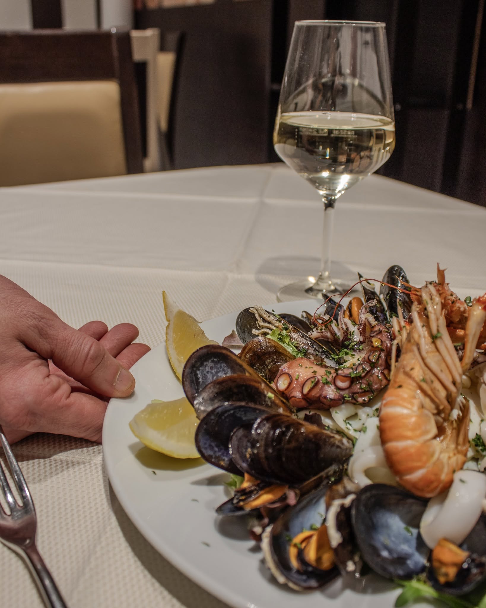 Una portata di mare con crostacei e molluschi