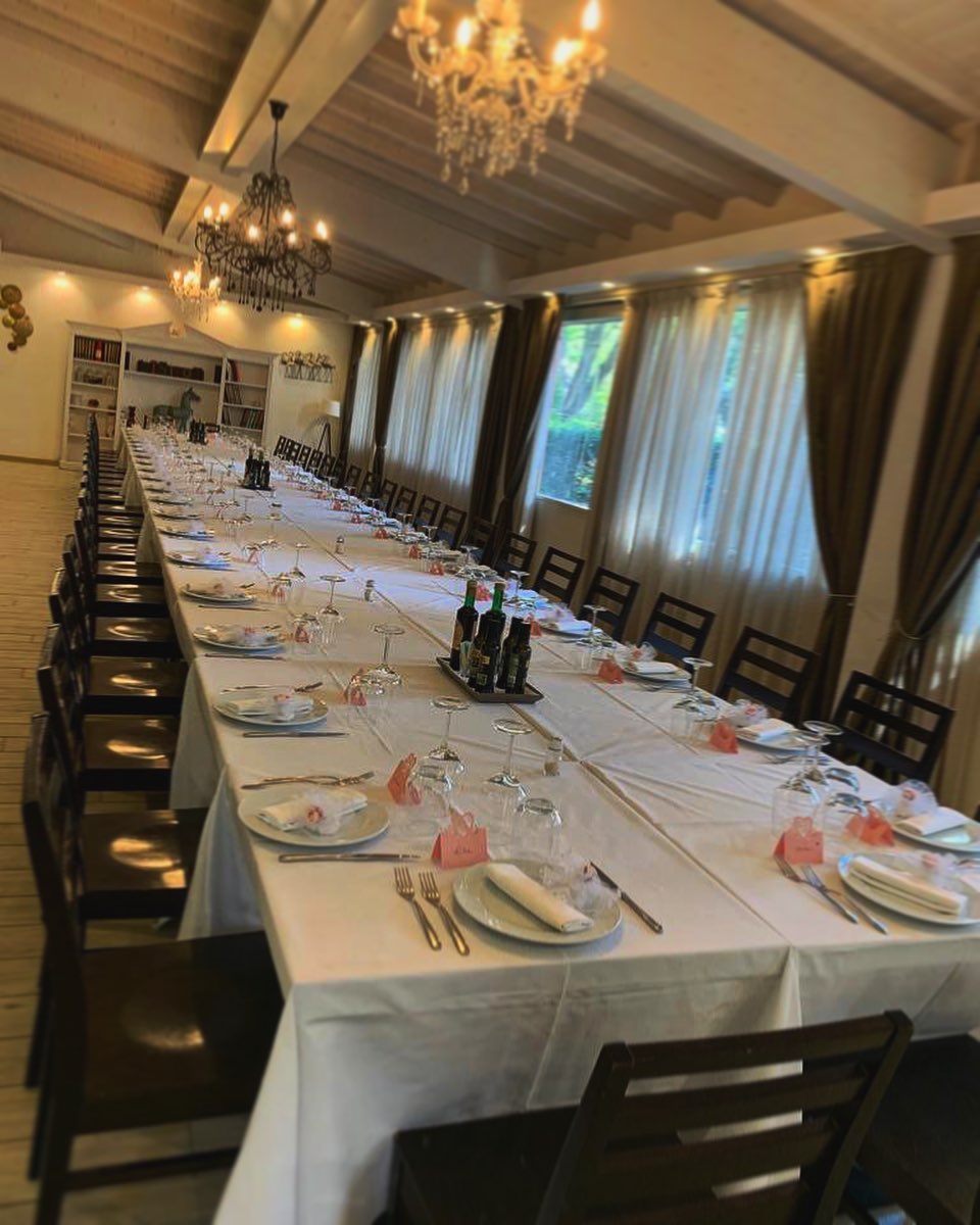 Tavolata allestita all'agriturismo La Casina