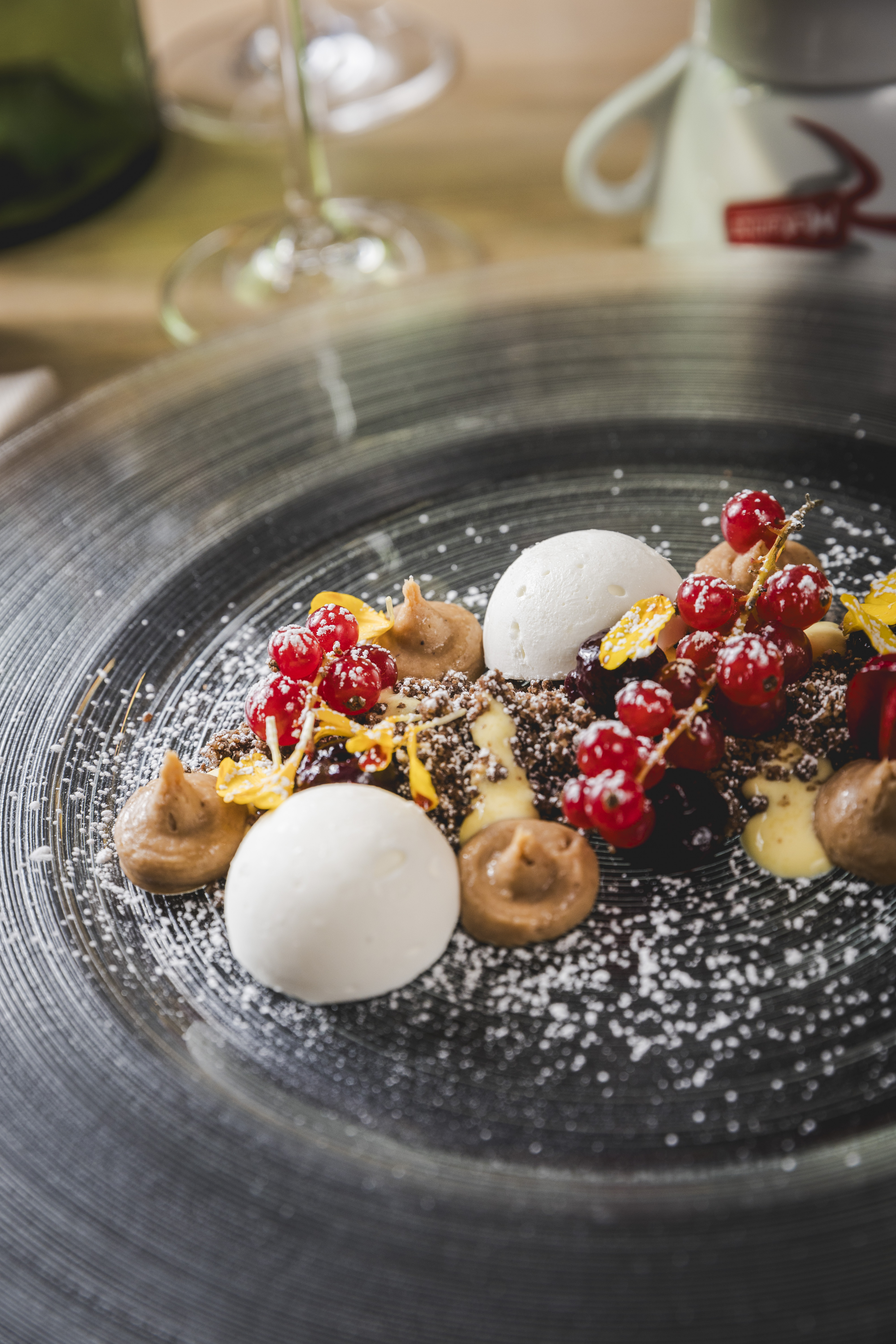 Un dessert del Convivio con frutti rossi e piccoli dettagli di pasticceria