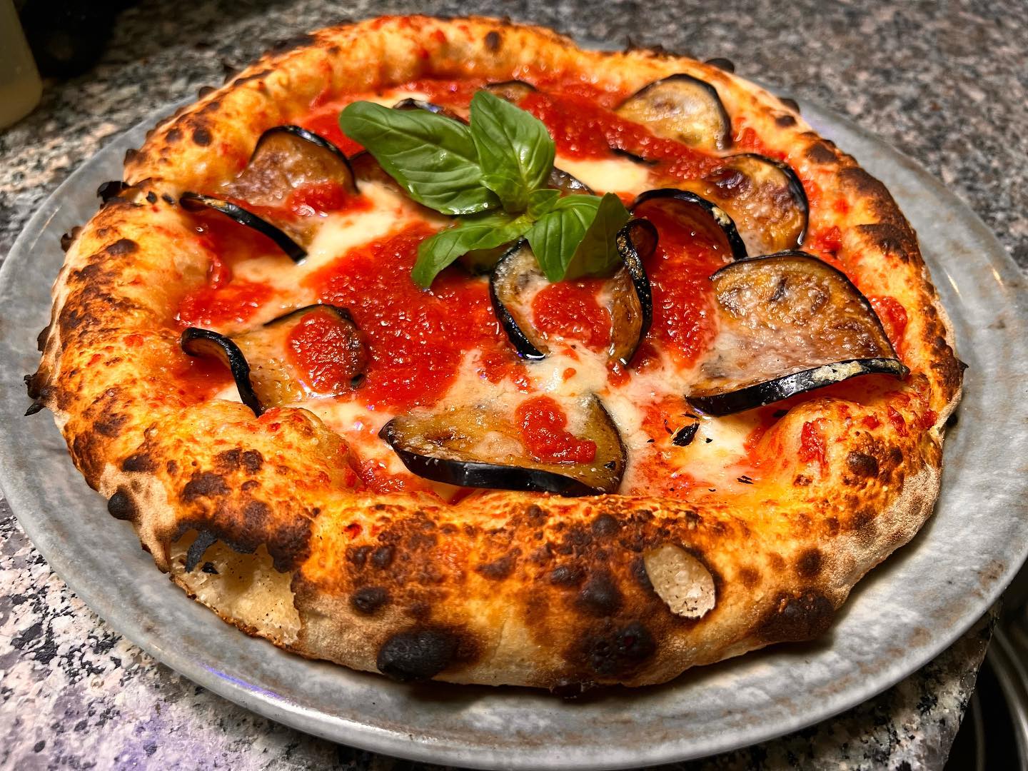 Pizza Sanfy con pomodoro, melanzane e basilico