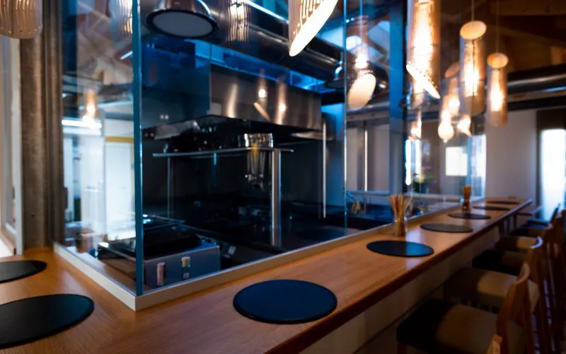 I posti al banco del Ristorante MO, a pochi passi dalla cucina dello Chef