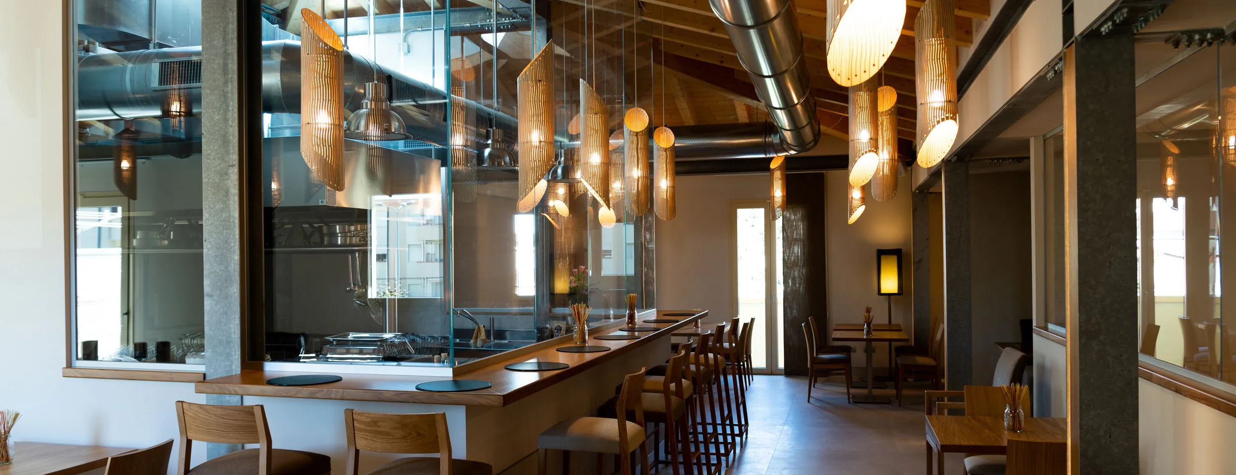 Vista panoramica della cucina e del tavolo riservato allo Show Cooking del Ristorante MO