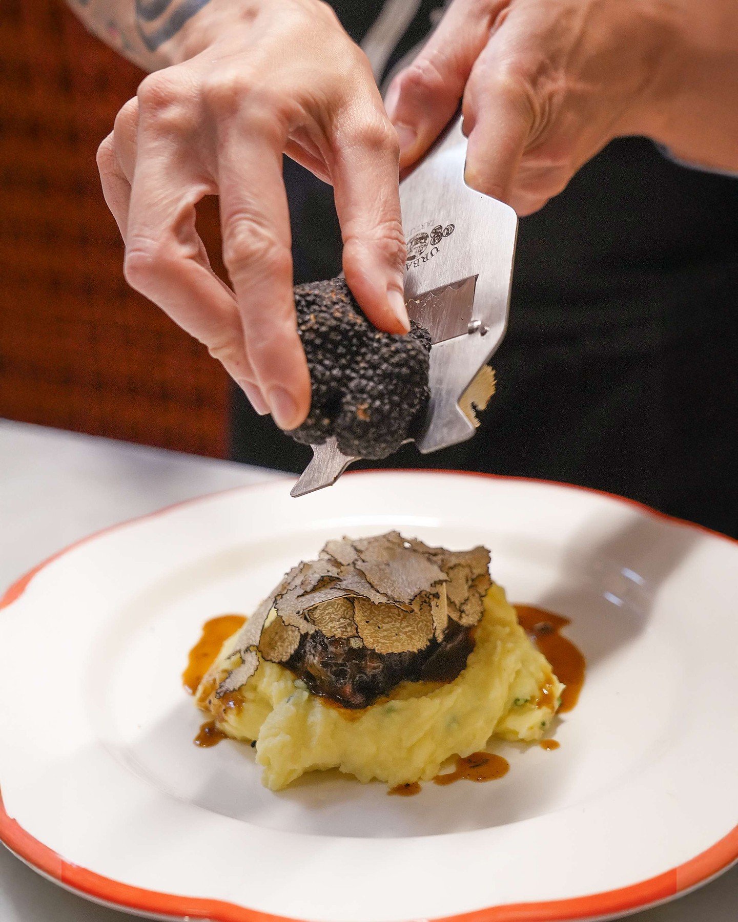 La preparazione di un piatto con tartufo al Ristorante MO