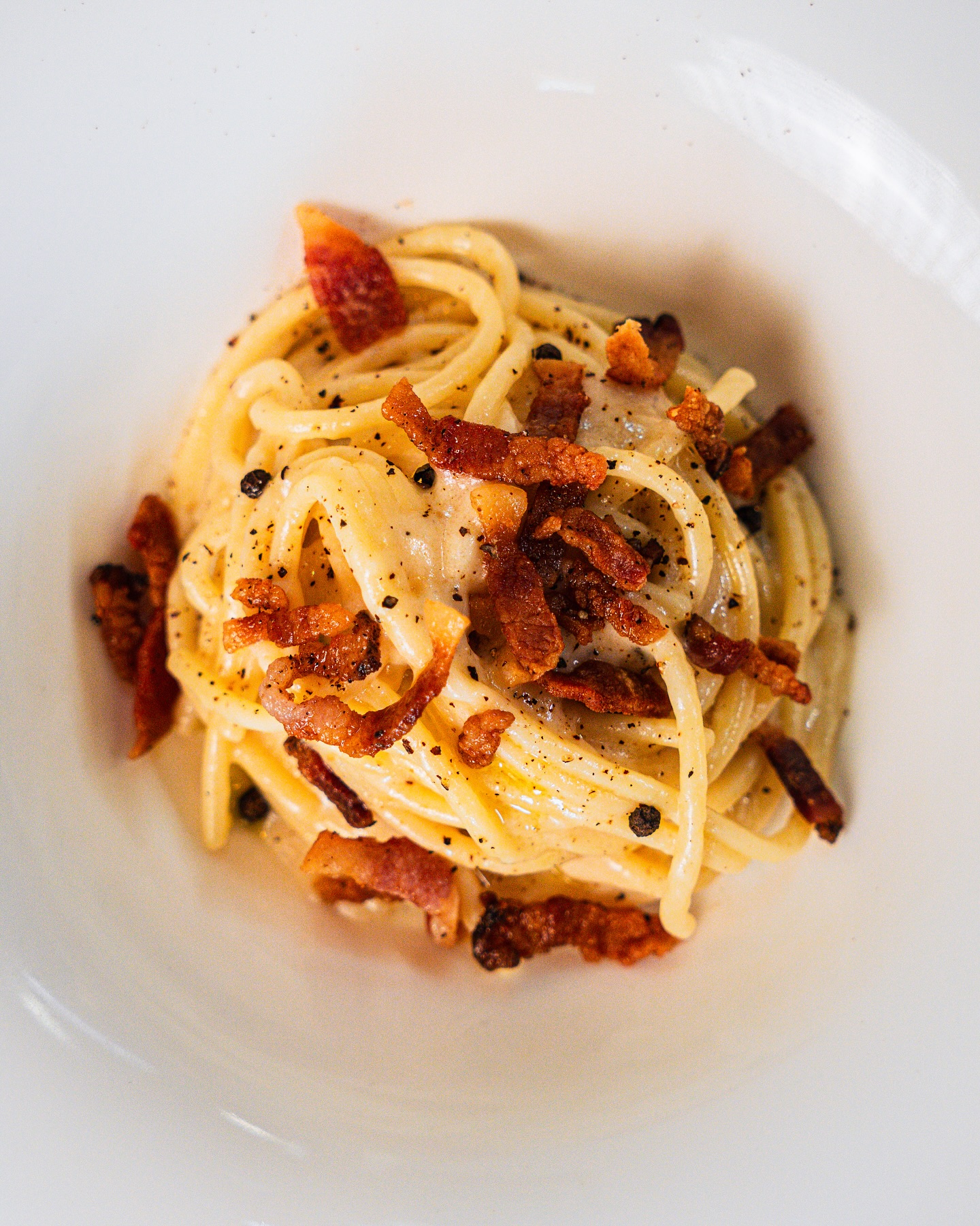 Spaghetti Morelli con una guarnizione croccante