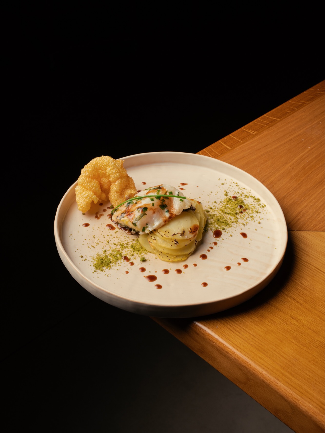 Un piatto della cucina Morelli sul tavolo in legno