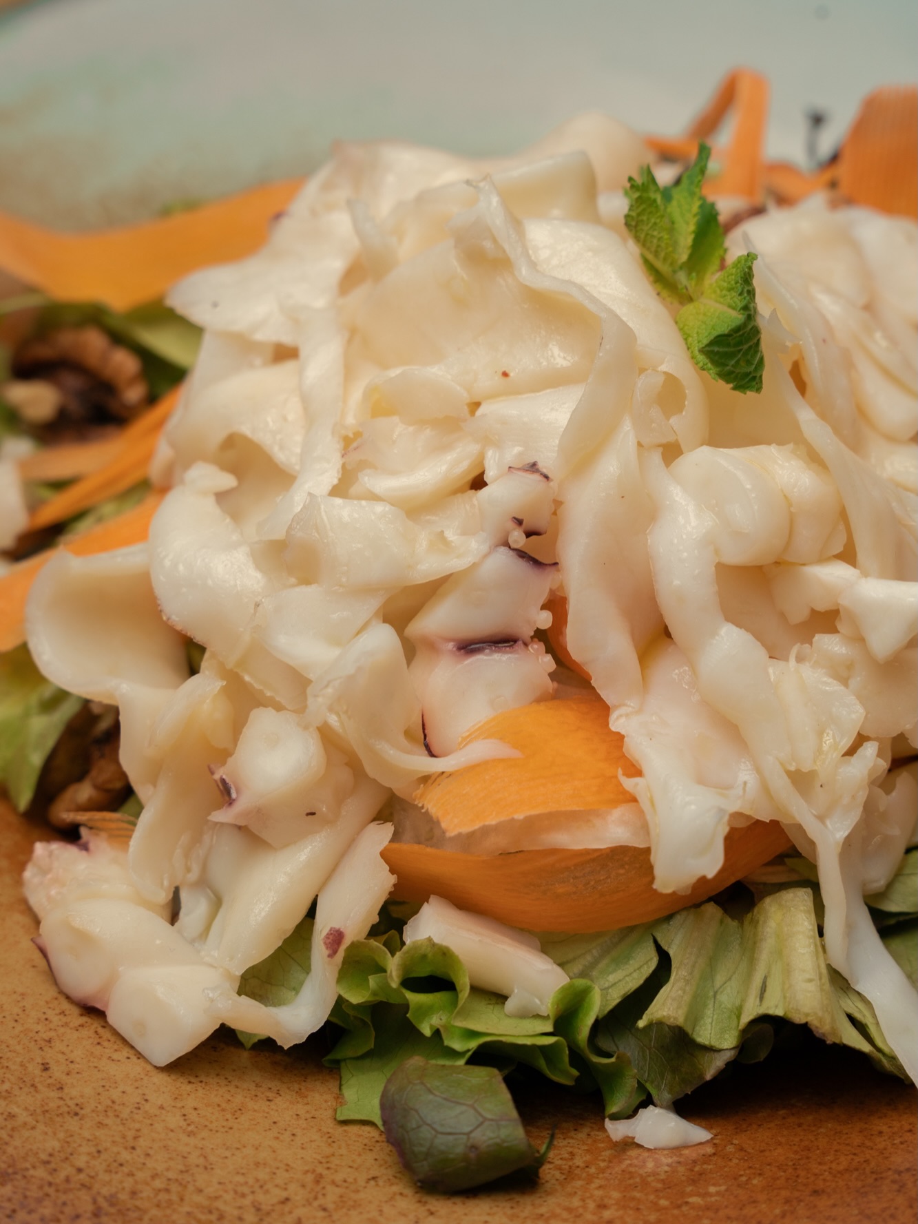 Un piatto del Ristorante MO con verdure e scaglie di formaggio
