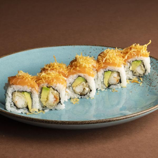 Uramaki MU Fish su un piatto in ceramica