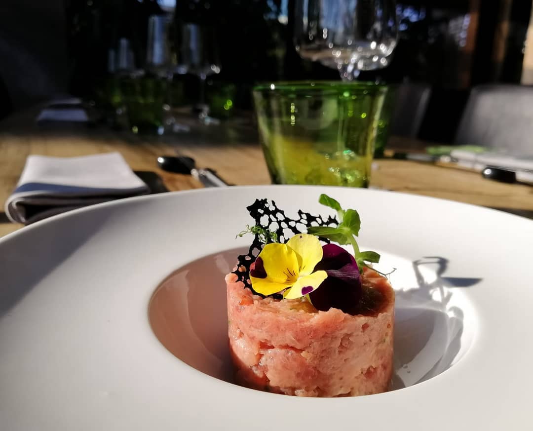 Tartare MU Fish con guarnizione floreale