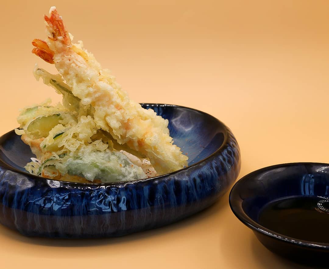Tempura MU Fish su un piatto in ceramica blu