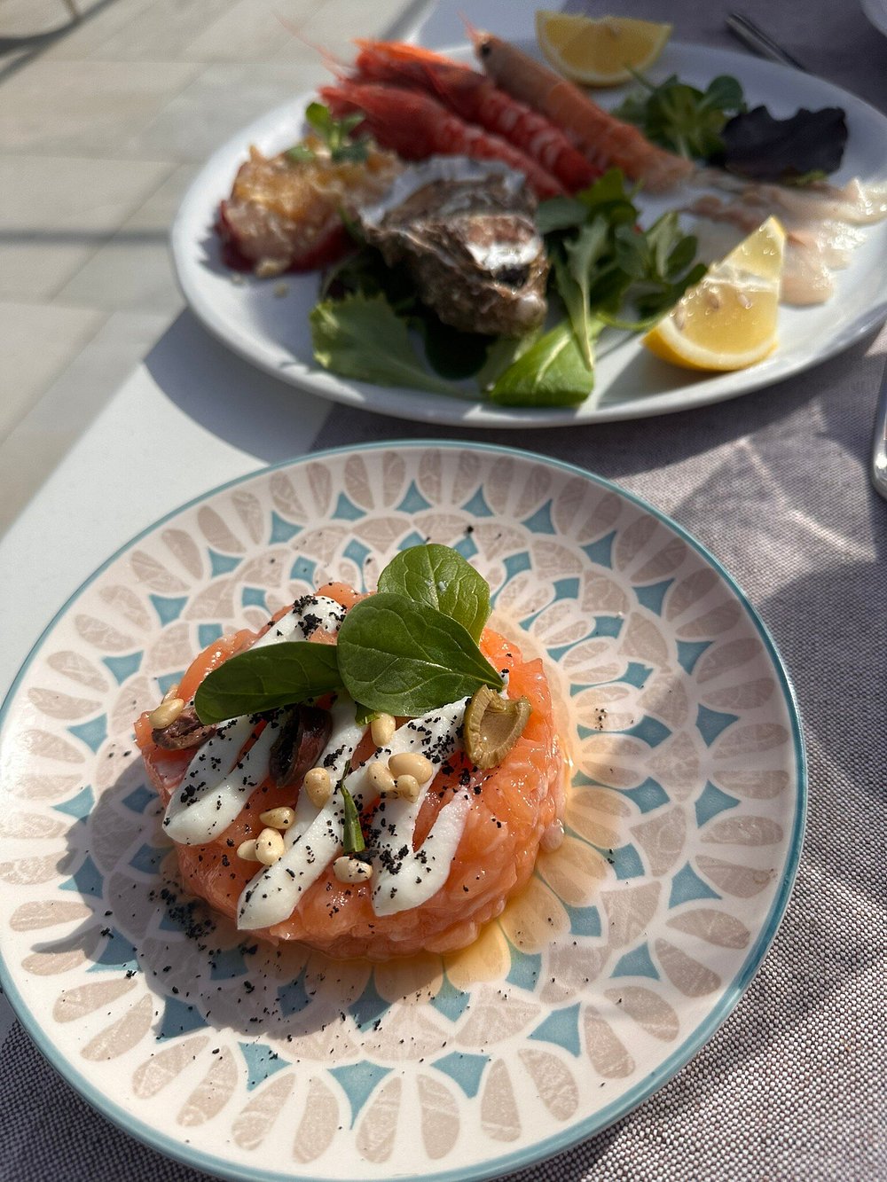 La sala e gli spazi del ristorante Il Levante affacciati sul mare