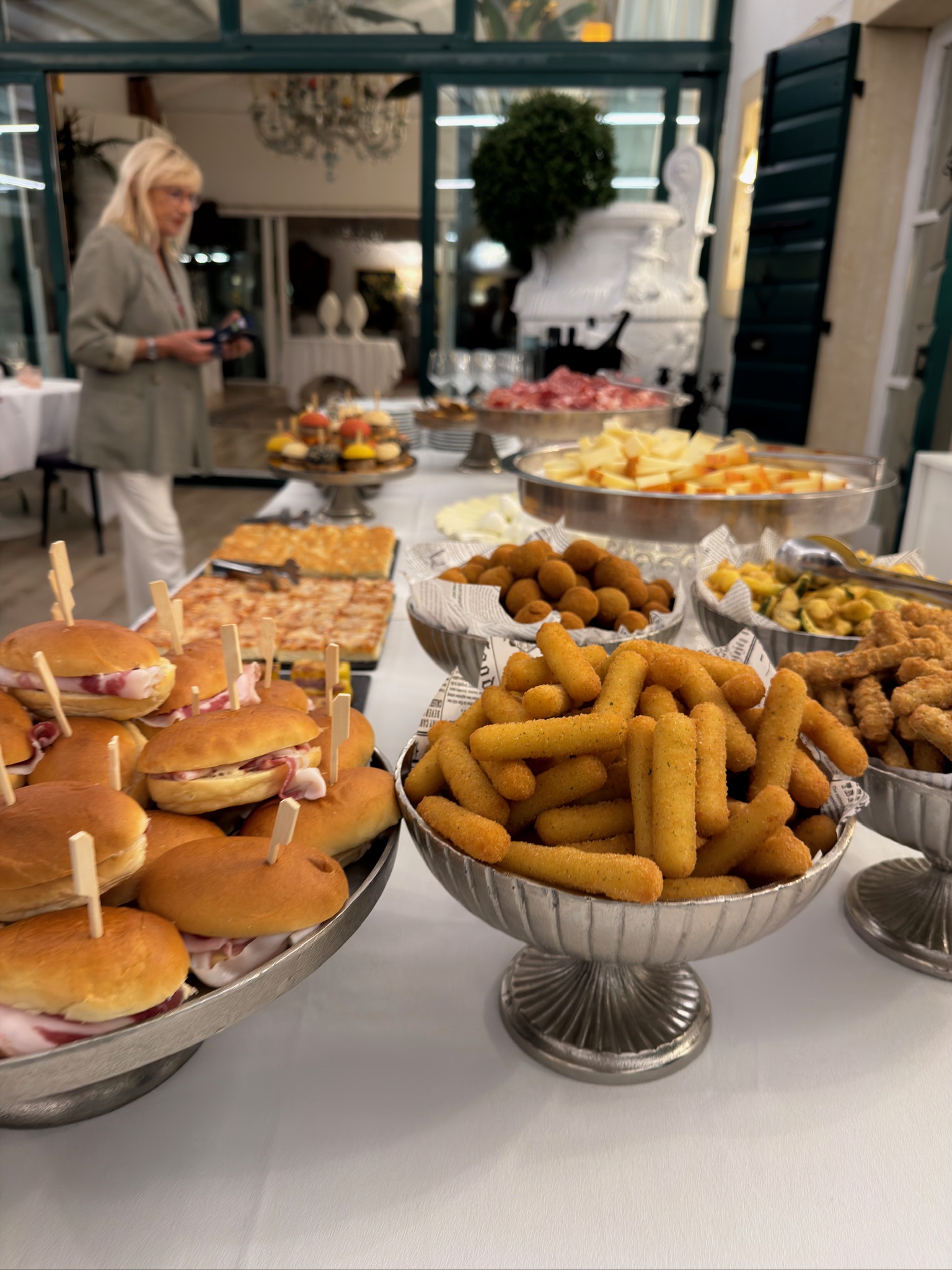 Il buffet del Casino di Caccia con sfizi salati, formaggi e salumi