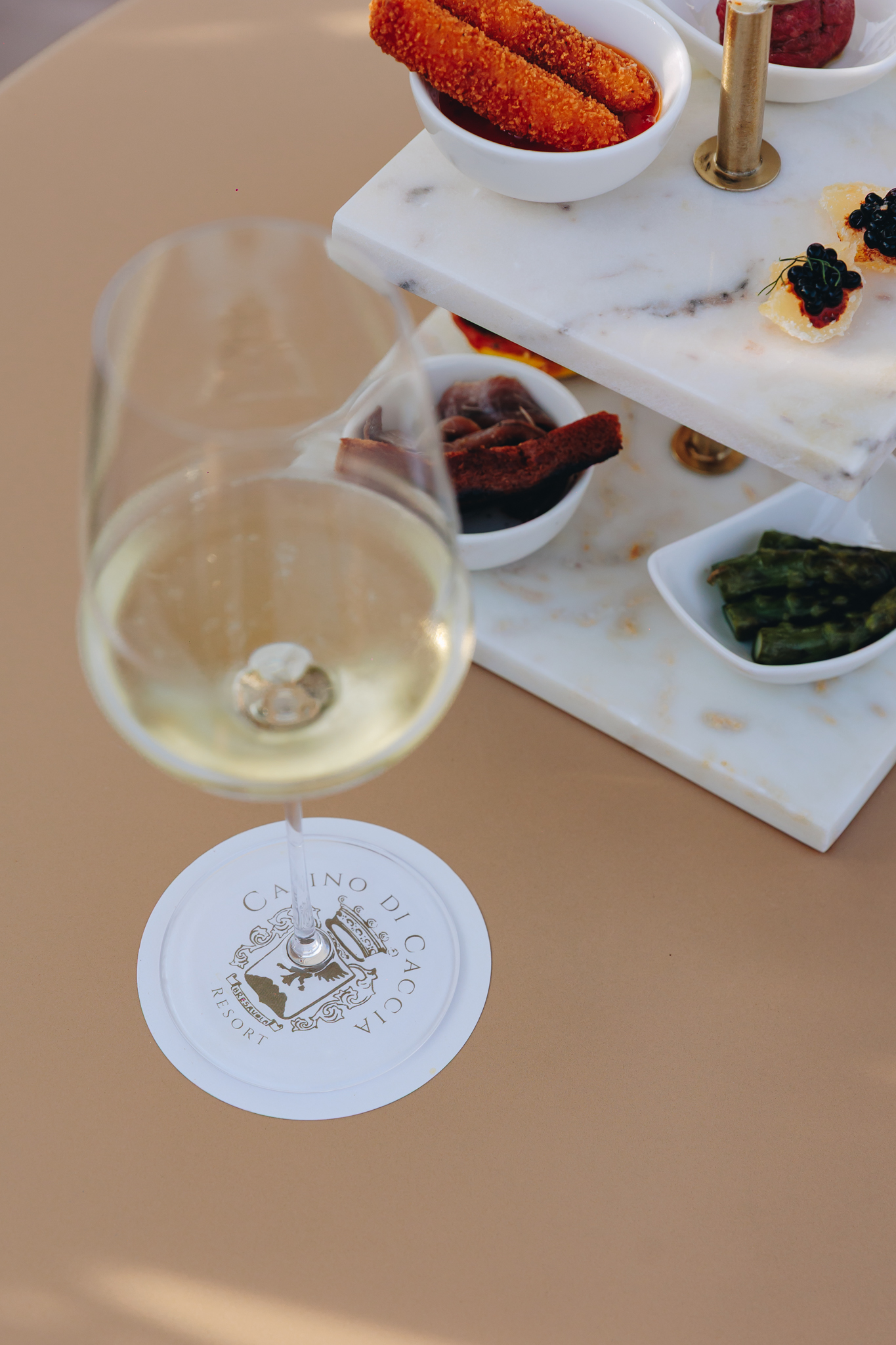 Un calice di vino e gli assaggi della casa al Casino di Caccia