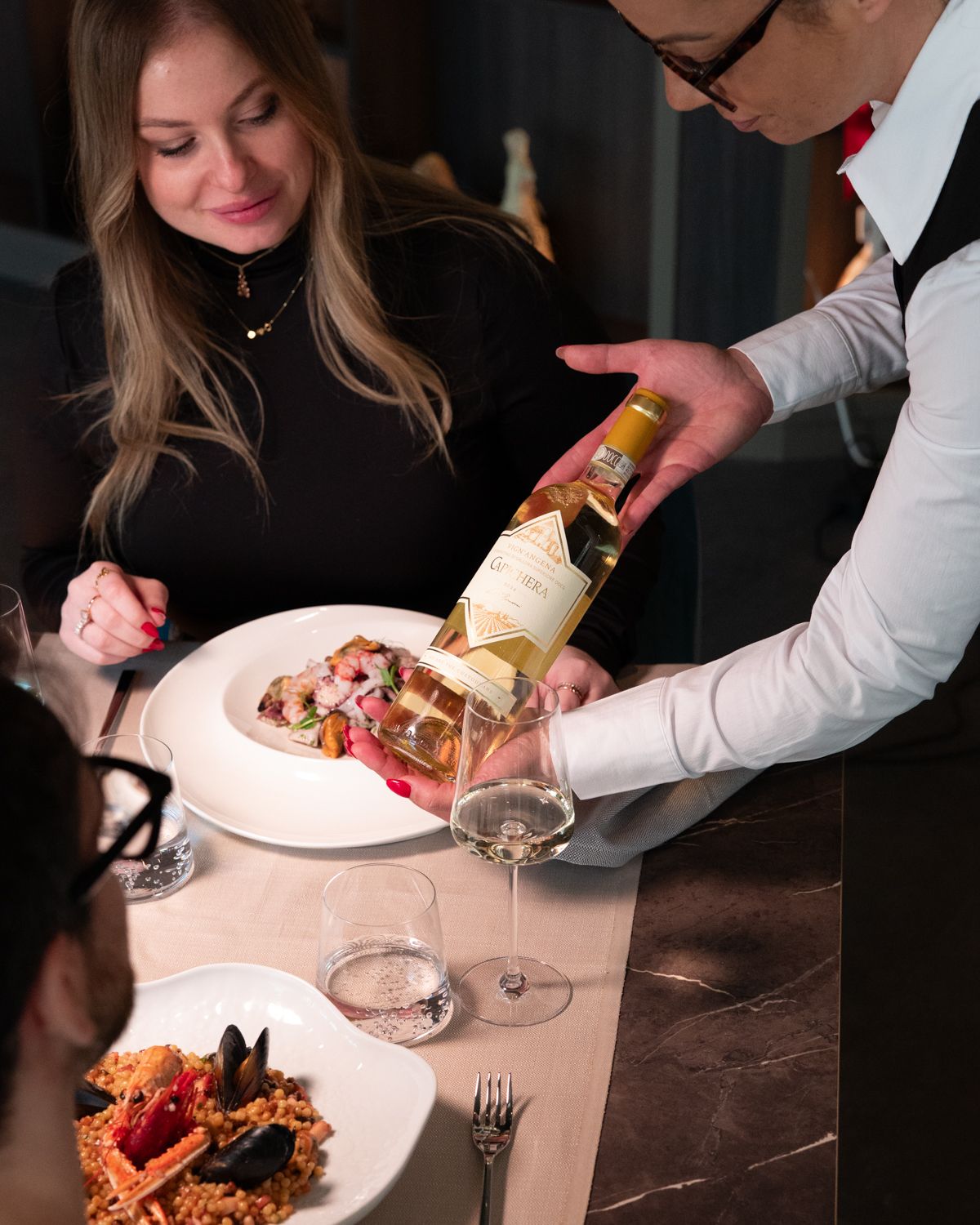 Il servizio del vino al tavolo durante una cena da Bontade Bistrot