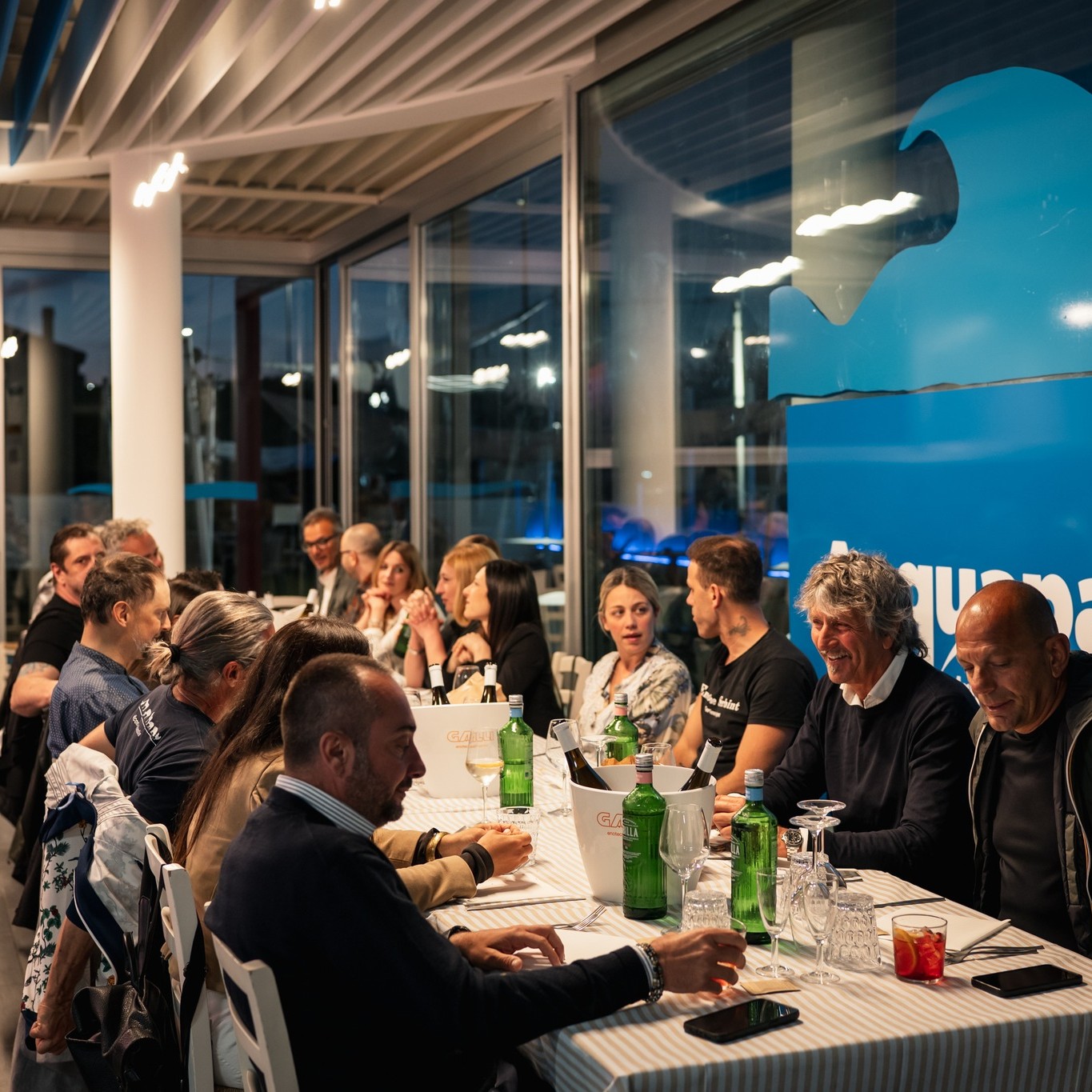 Un gruppo di ospiti riunito a cena nella sala di Acquapazza