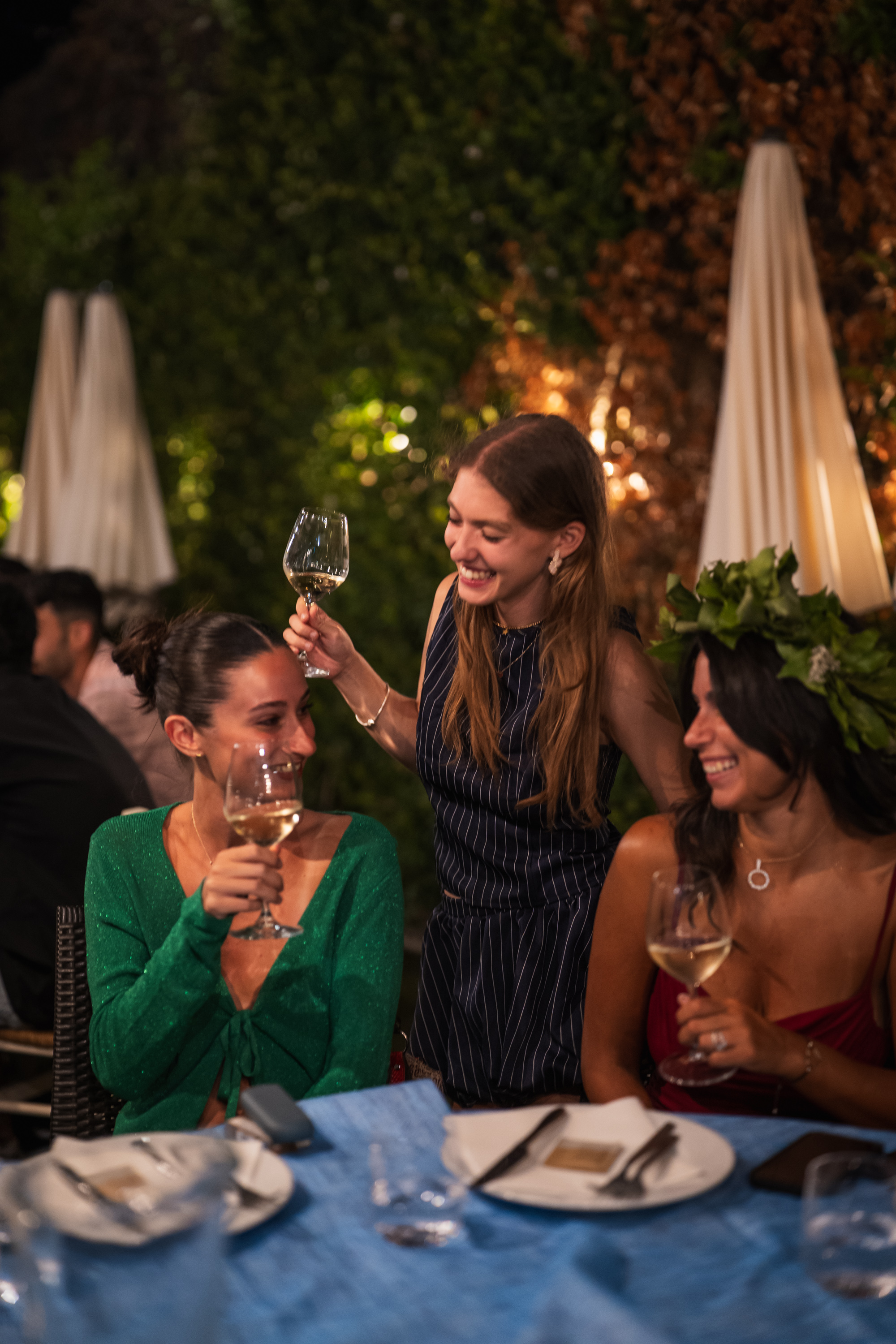 Un brindisi tra amiche durante una serata da Acquapazza