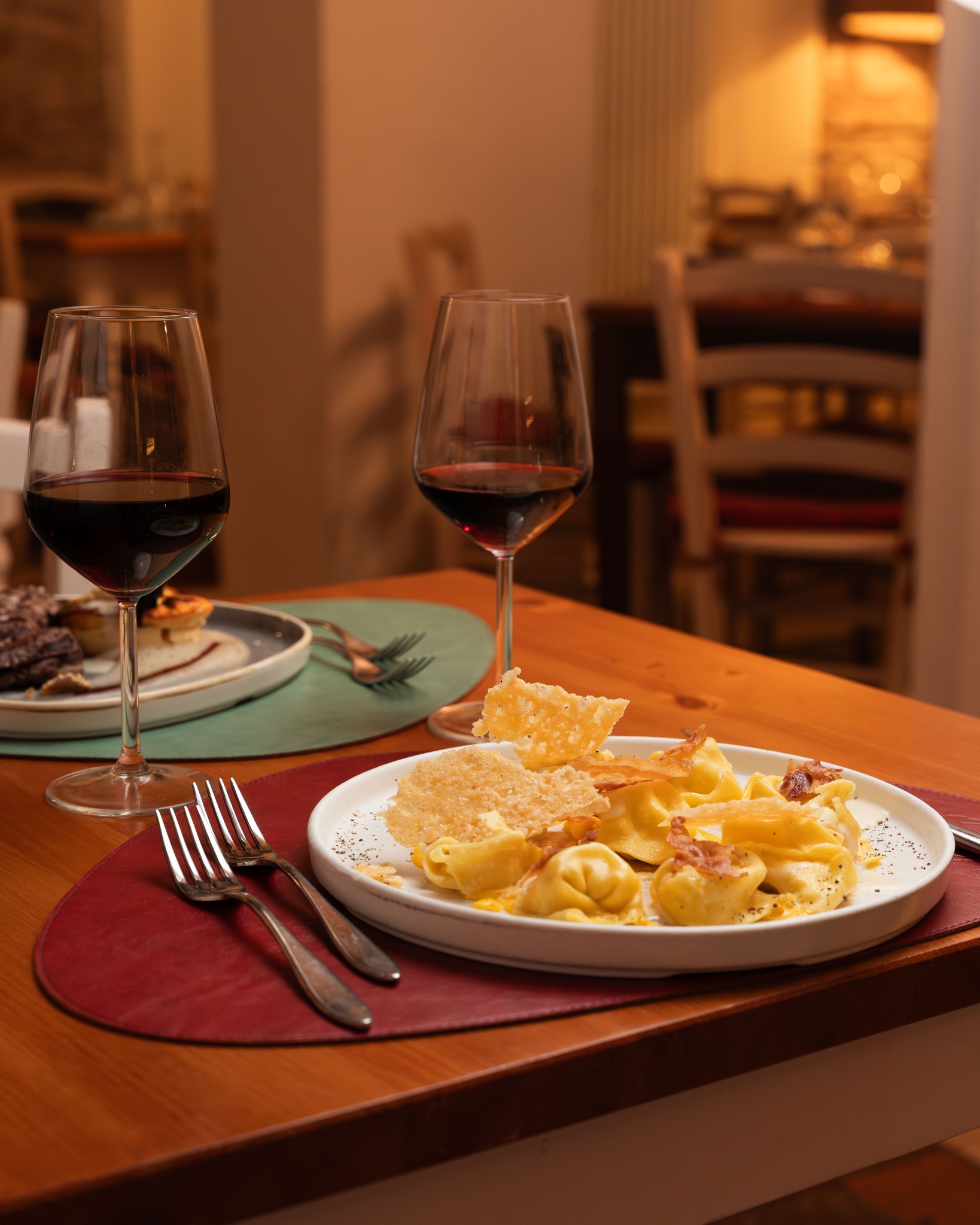 Tortelli con scaglie croccanti e due calici di vino rosso