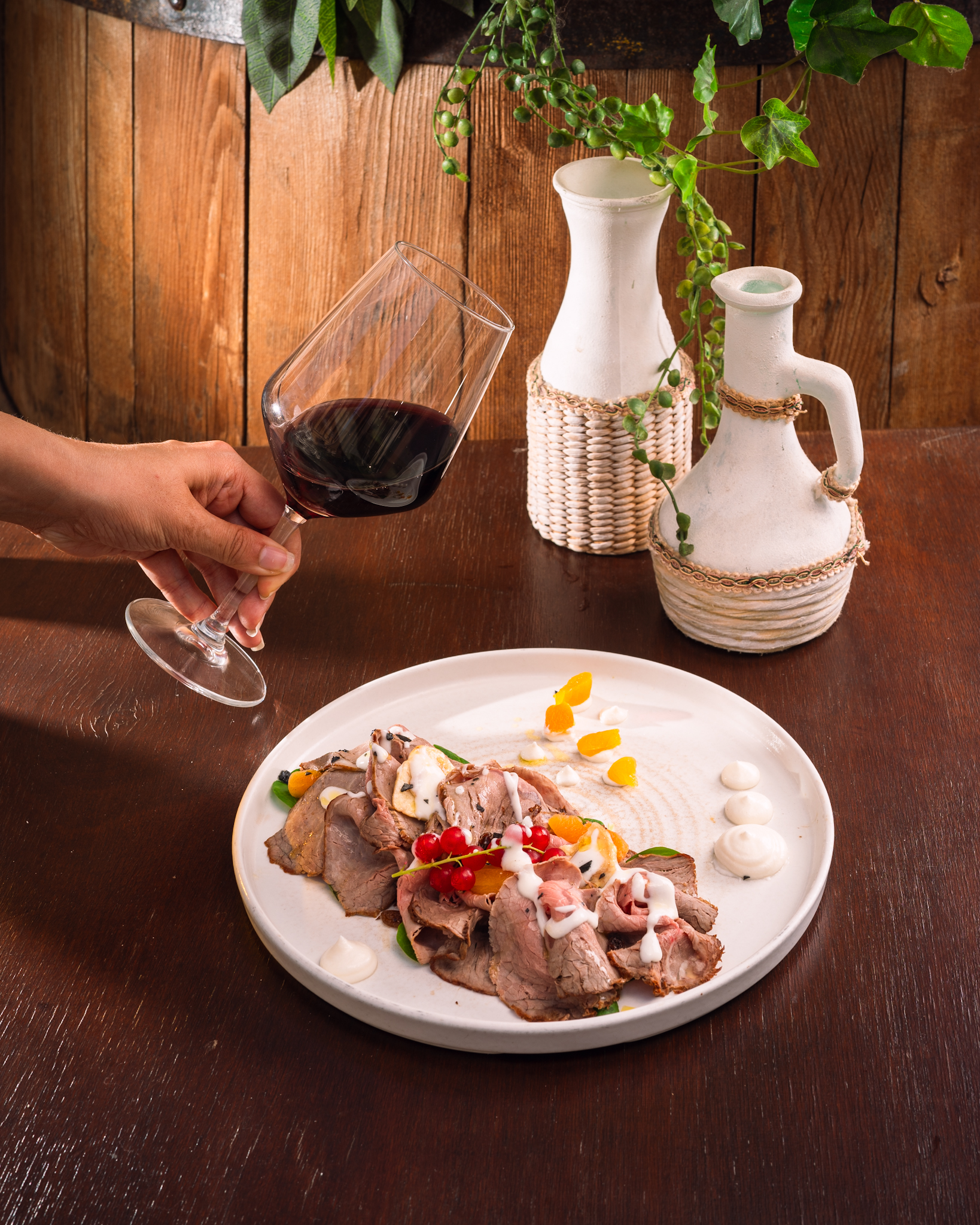 Roast beef con salse e calice di vino rosso